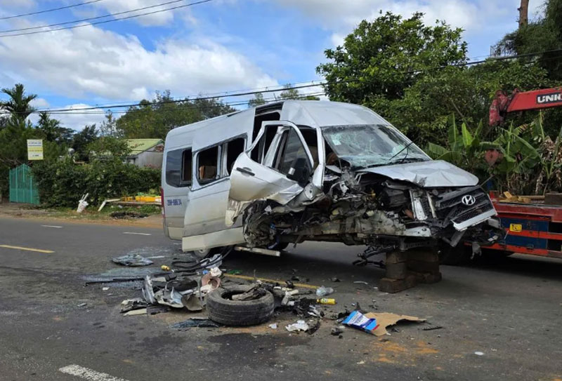 Chiếc xe khách tại hiện trường vụ tai nạn. Chiếc xe khách tại hiện trường vụ tai nạn.