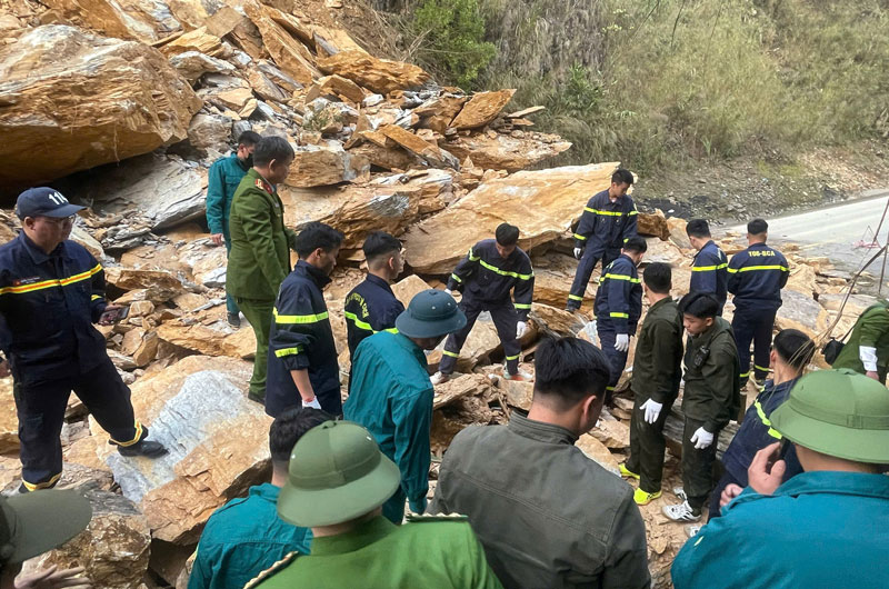 Lực lượng chức năng có mặt tại hiện trường tìm kiếm các nạn nhân. Lực lượng chức năng có mặt tại hiện trường tìm kiếm các nạn nhân.