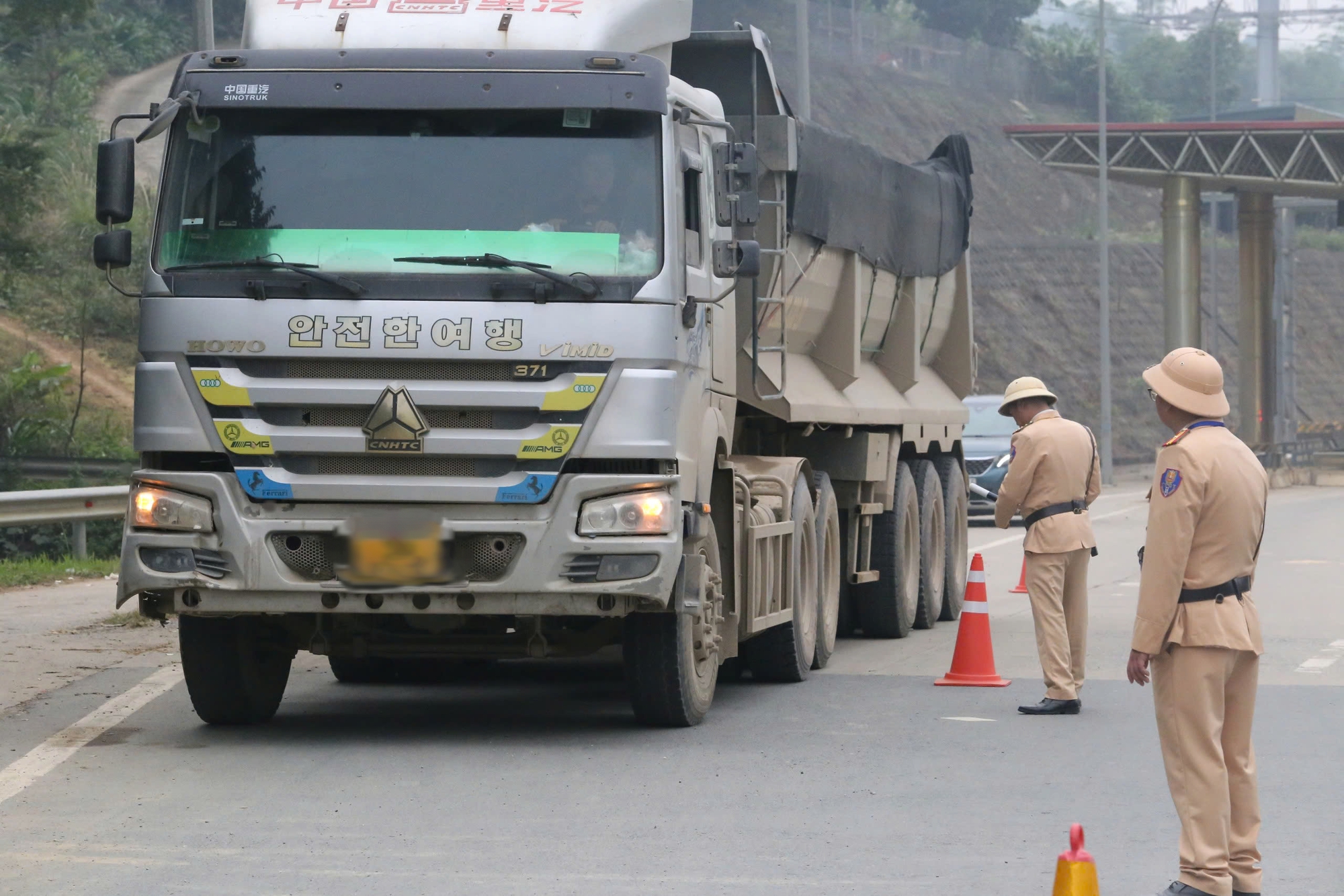 Người dân Phú Thọ khốn khổ vì xe tải trọng lớn lao nhanh trên đường- Ảnh 10. Người dân Phú Thọ khốn khổ vì xe tải trọng lớn lao nhanh trên đường- Ảnh 10.