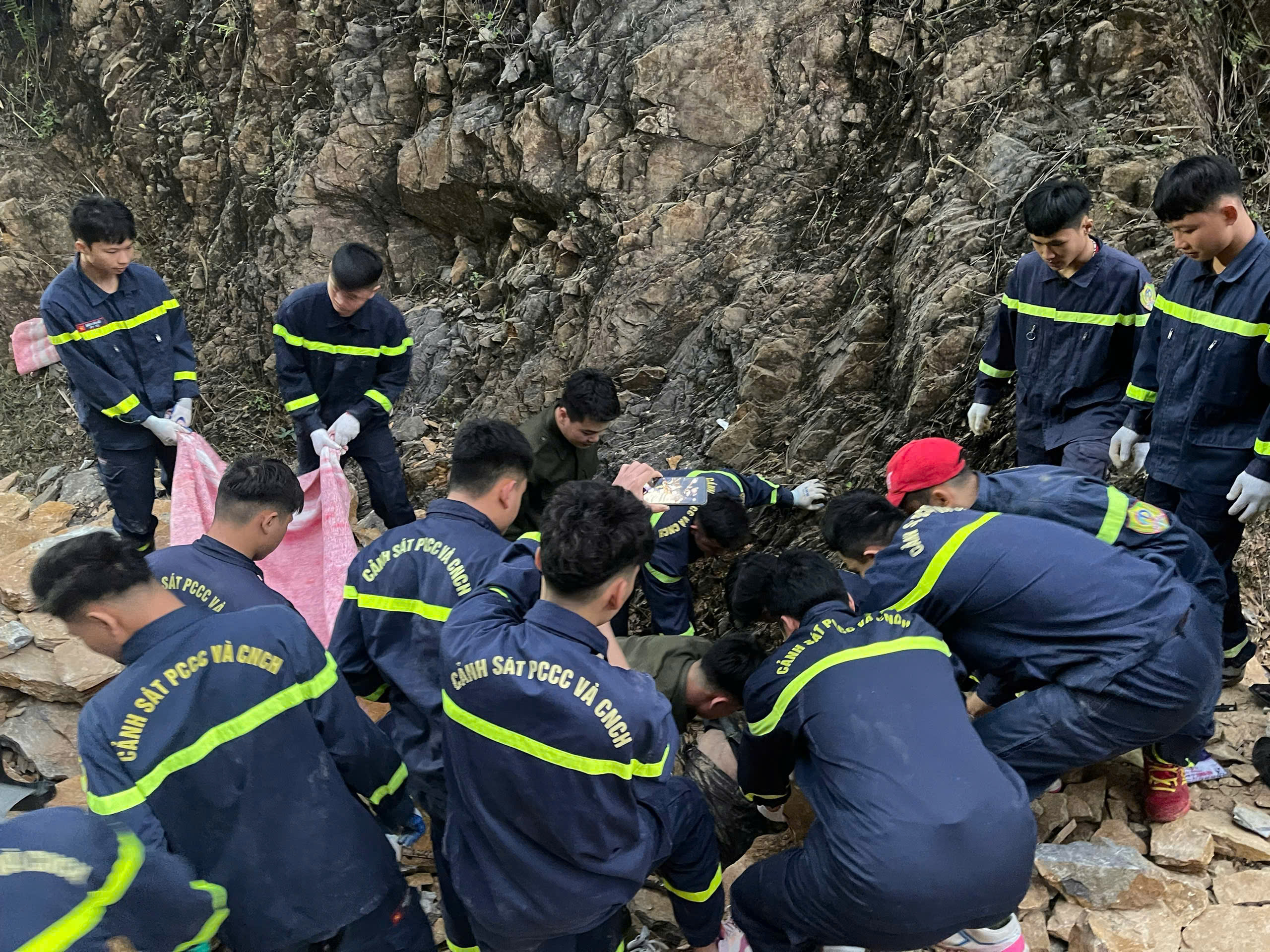 Tìm thấy hai nạn nhân vụ sạt lở trên quốc lộ 6- Ảnh 2. Tìm thấy hai nạn nhân vụ sạt lở trên quốc lộ 6- Ảnh 2.