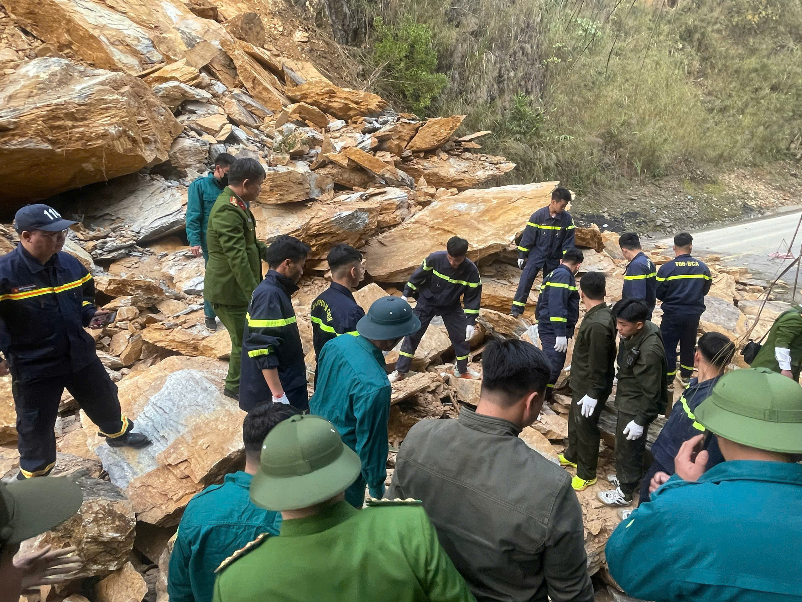 Tìm thấy hai nạn nhân vụ sạt lở trên quốc lộ 6- Ảnh 1. Tìm thấy hai nạn nhân vụ sạt lở trên quốc lộ 6- Ảnh 1.