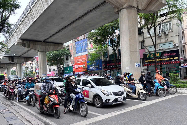Hà Nội: Camera AI đi vào vận hành, vi phạm giao thông giảm rõ rệt- Ảnh 1. Hà Nội: Camera AI đi vào vận hành, vi phạm giao thông giảm rõ rệt- Ảnh 1.