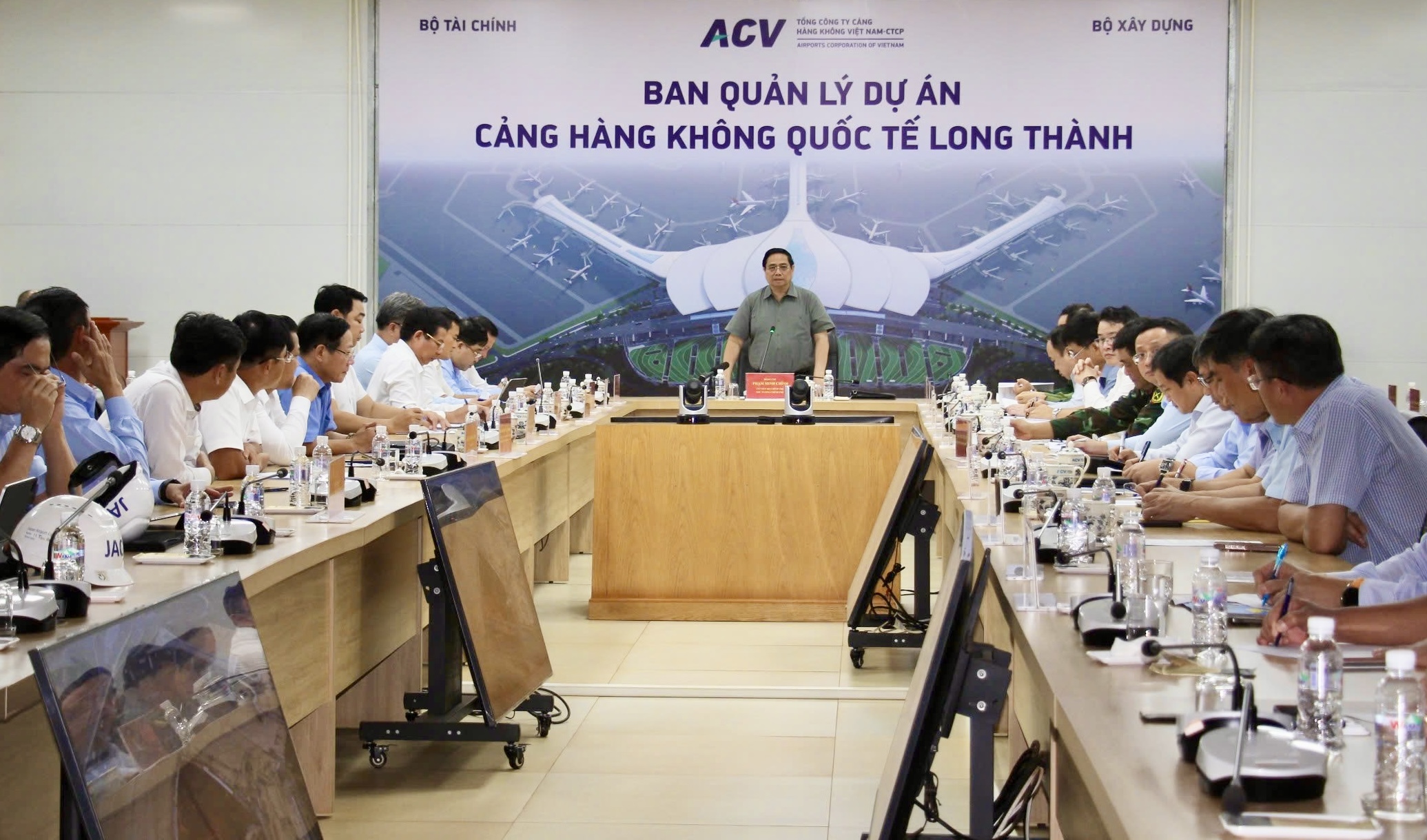 Thủ tướng: Chuẩn bị kỹ lưỡng, bảo đảm an toàn chuyến bay ngày 19/12 tại sân bay Long Thành- Ảnh 3. Thủ tướng: Chuẩn bị kỹ lưỡng, bảo đảm an toàn chuyến bay ngày 19/12 tại sân bay Long Thành- Ảnh 3.