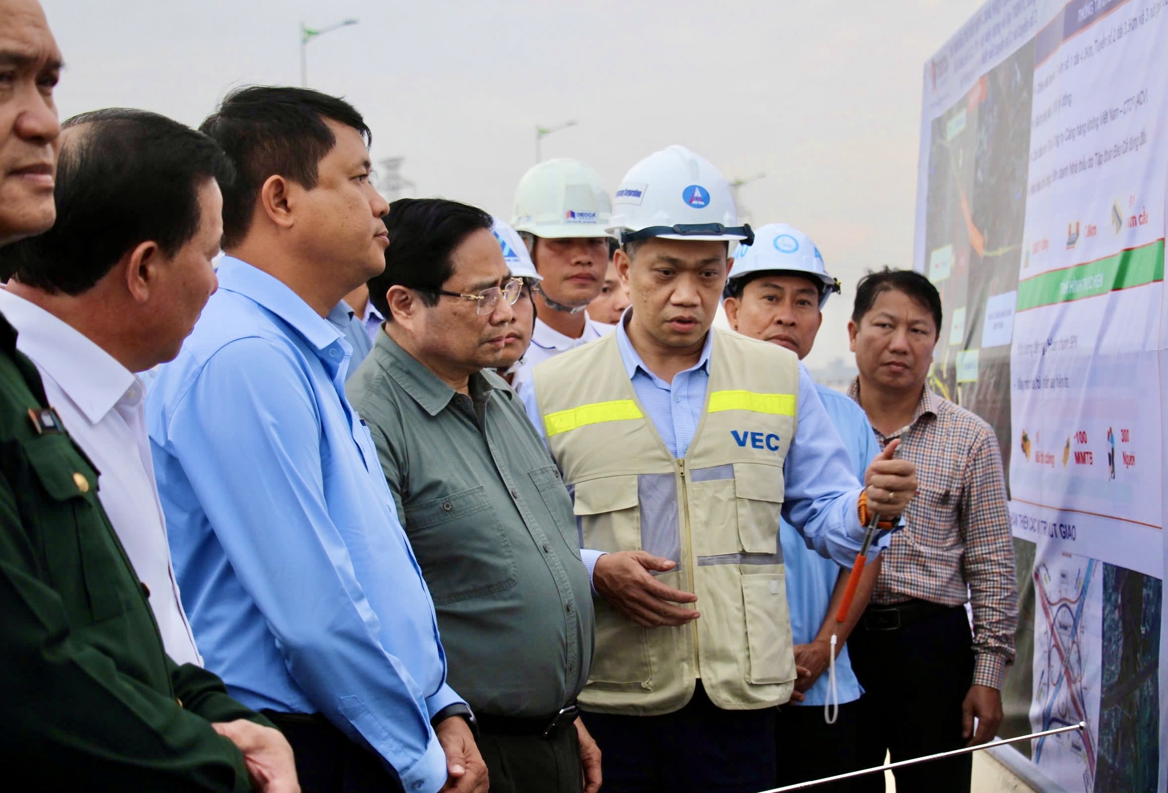 Thủ tướng kiểm tra cao tốc Biên Hòa - Vũng Tàu, thúc tiến độ kết nối sân bay Long Thành- Ảnh 4. Thủ tướng kiểm tra cao tốc Biên Hòa - Vũng Tàu, thúc tiến độ kết nối sân bay Long Thành- Ảnh 4.