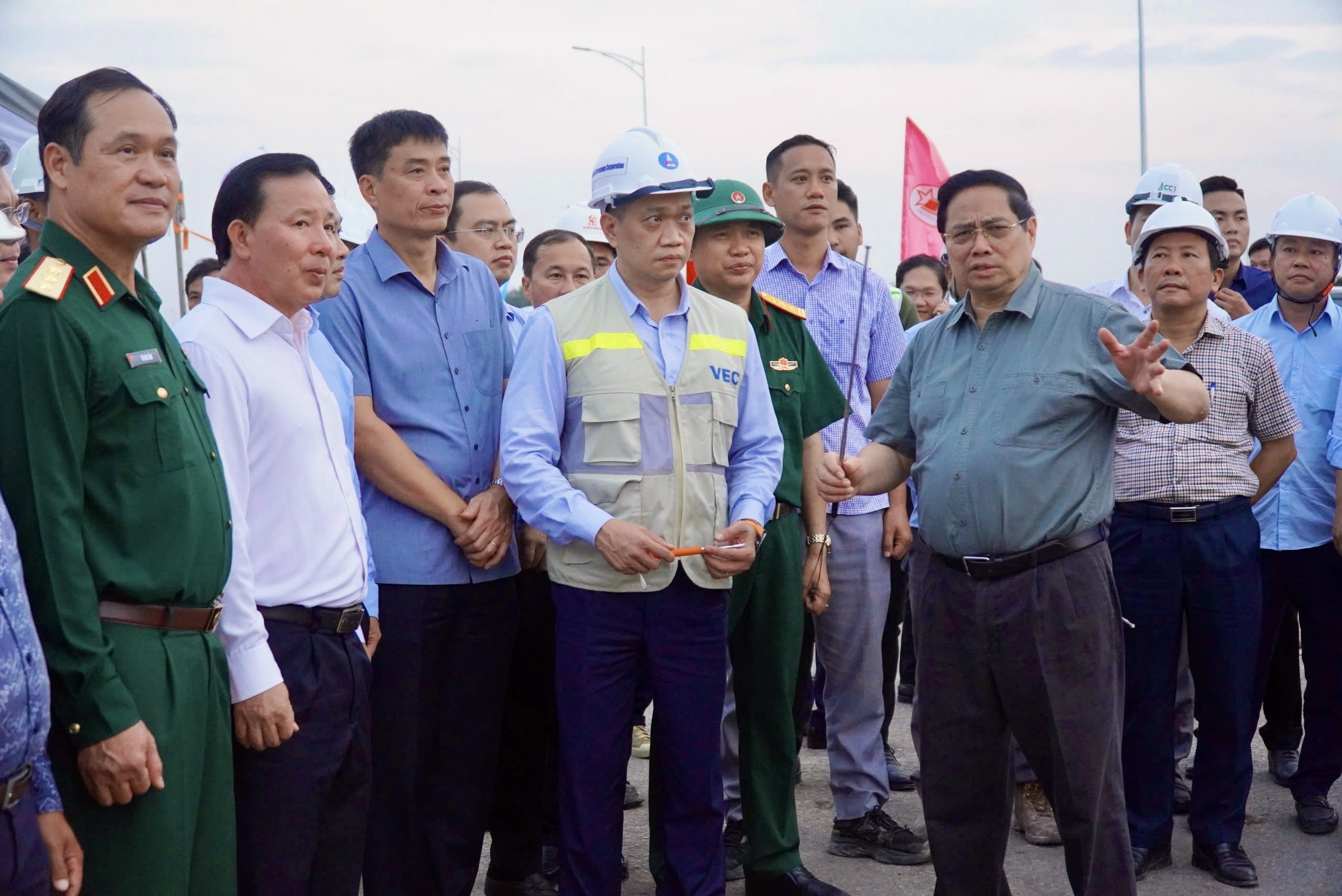 Thủ tướng kiểm tra cao tốc Biên Hòa - Vũng Tàu, thúc tiến độ kết nối sân bay Long Thành- Ảnh 1. Thủ tướng kiểm tra cao tốc Biên Hòa - Vũng Tàu, thúc tiến độ kết nối sân bay Long Thành- Ảnh 1.