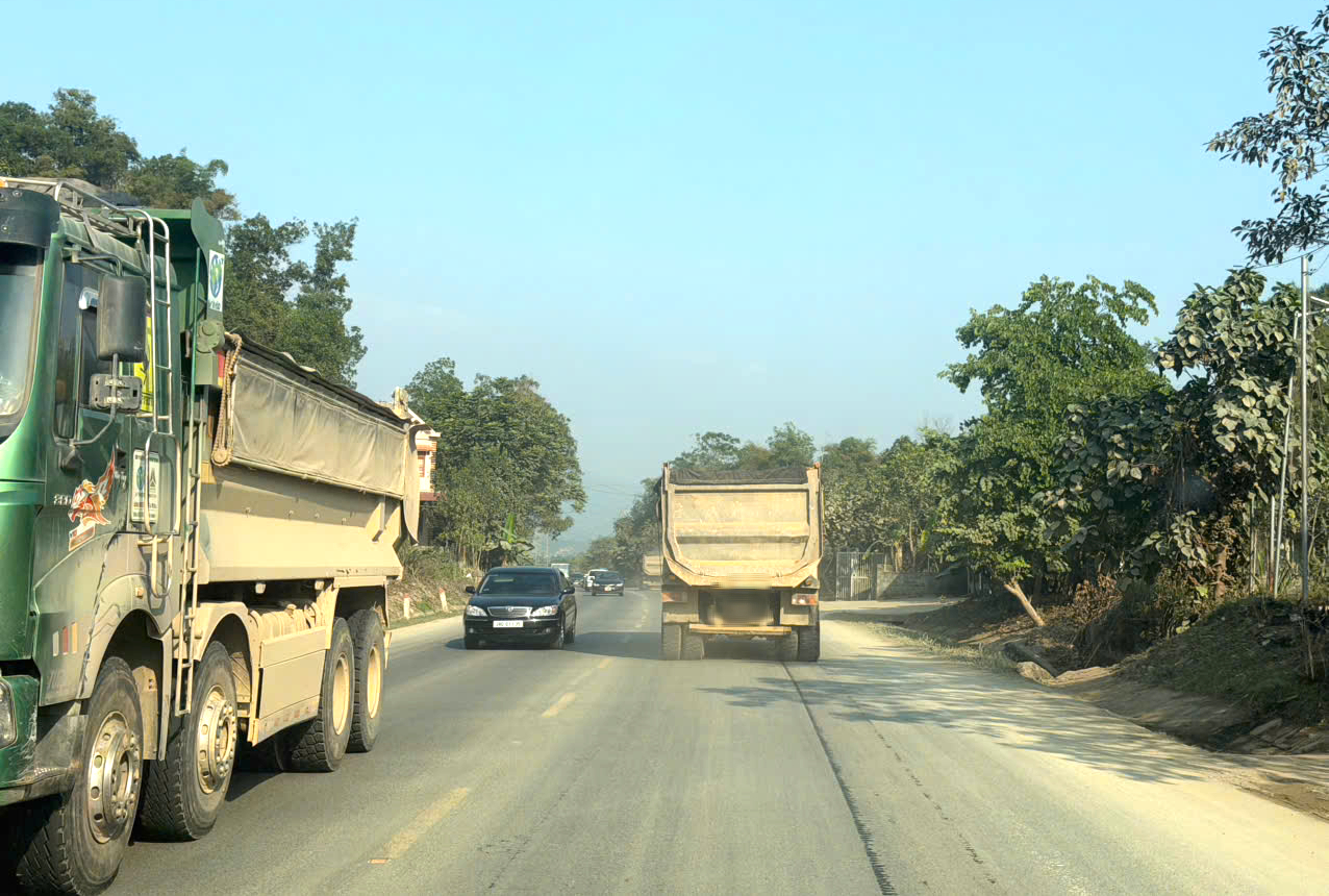 Người dân Phú Thọ khốn khổ vì xe tải trọng lớn lao nhanh trên đường- Ảnh 1. Người dân Phú Thọ khốn khổ vì xe tải trọng lớn lao nhanh trên đường- Ảnh 1.