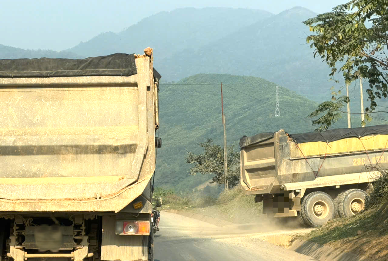 Người dân Phú Thọ khốn khổ vì xe tải trọng lớn lao nhanh trên đường- Ảnh 2. Người dân Phú Thọ khốn khổ vì xe tải trọng lớn lao nhanh trên đường- Ảnh 2.