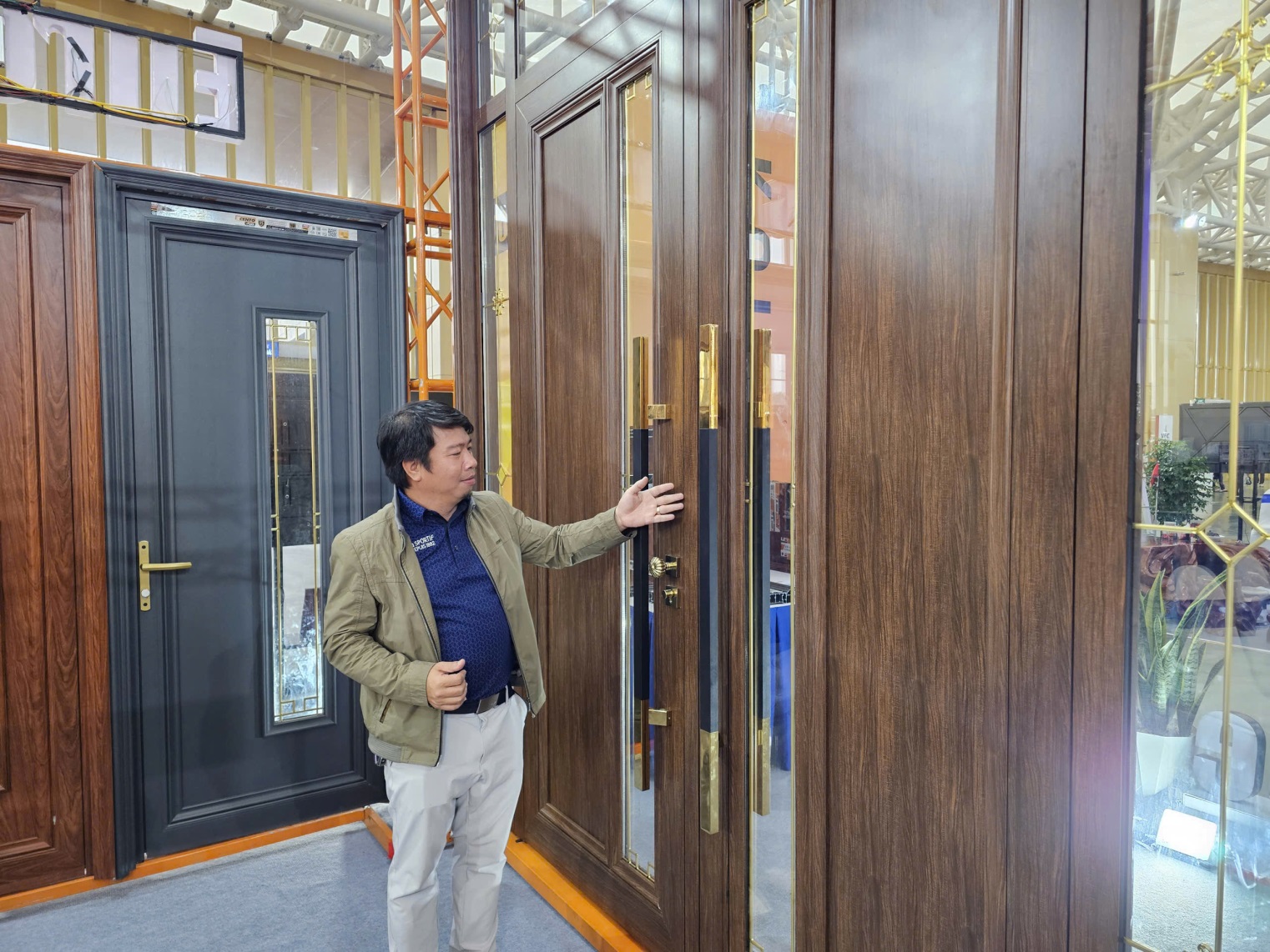 E:\Năm 2025\Tháng 11\Hình ảnh\Cửa tại Hội chợ mùa thu\19.jpg