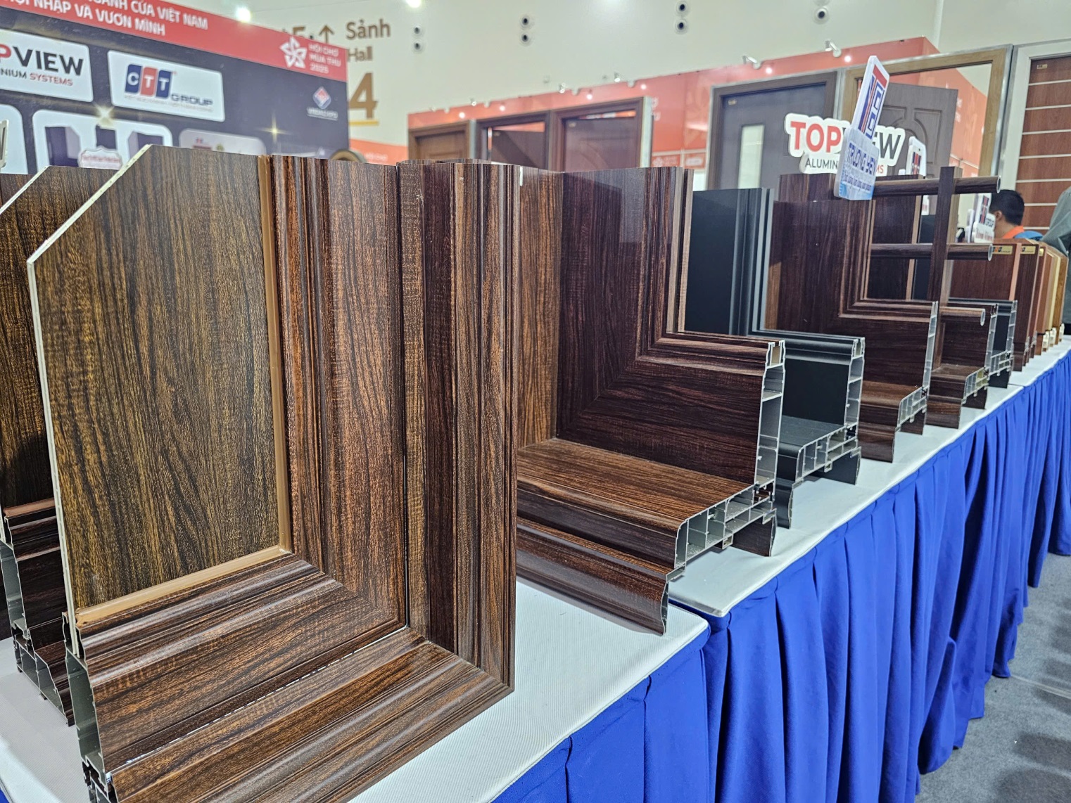 E:\Năm 2025\Tháng 11\Hình ảnh\Cửa tại Hội chợ mùa thu\18.jpg