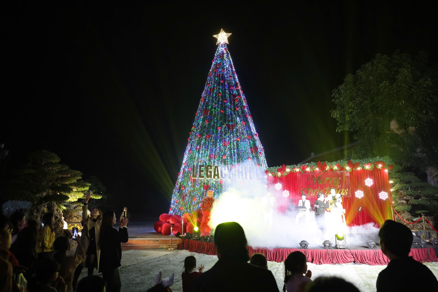 Lễ hội Marché De Noel 2025 chính thức khai mạc, kéo dài tới 2/1/2026- Ảnh 1. Lễ hội Marché De Noel 2025 chính thức khai mạc, kéo dài tới 2/1/2026- Ảnh 1.