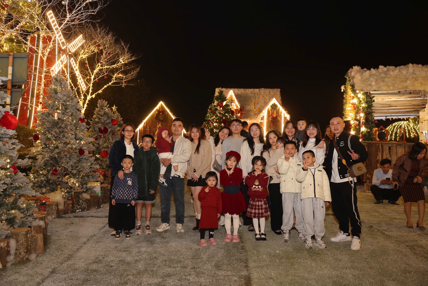 Lễ hội Marché De Noel 2025 chính thức khai mạc, kéo dài tới 2/1/2026- Ảnh 2. Lễ hội Marché De Noel 2025 chính thức khai mạc, kéo dài tới 2/1/2026- Ảnh 2.