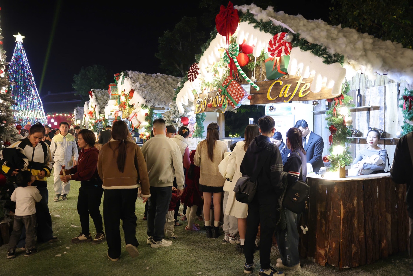 Lễ hội Marché De Noel 2025 chính thức khai mạc, kéo dài tới 2/1/2026- Ảnh 5. Lễ hội Marché De Noel 2025 chính thức khai mạc, kéo dài tới 2/1/2026- Ảnh 5.