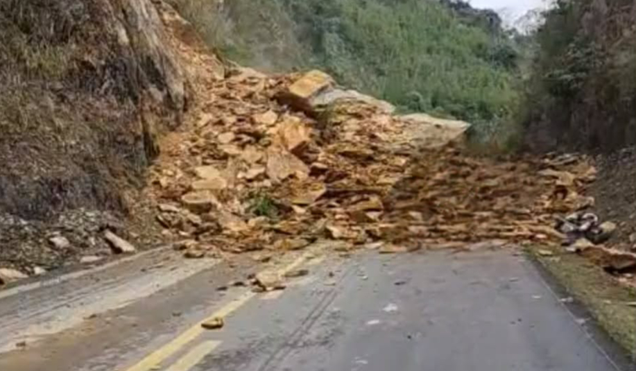 Sạt lở trên quốc lộ 6, ít nhất 3 người bị vùi lấp- Ảnh 1. Sạt lở trên quốc lộ 6, ít nhất 3 người bị vùi lấp- Ảnh 1.