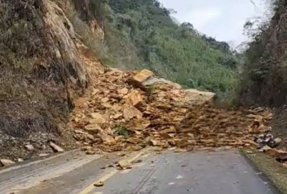 Quốc lộ 6 sạt lở, phương tiện lưu thông theo hướng nào?- Ảnh 2. Quốc lộ 6 sạt lở, phương tiện lưu thông theo hướng nào?- Ảnh 2.