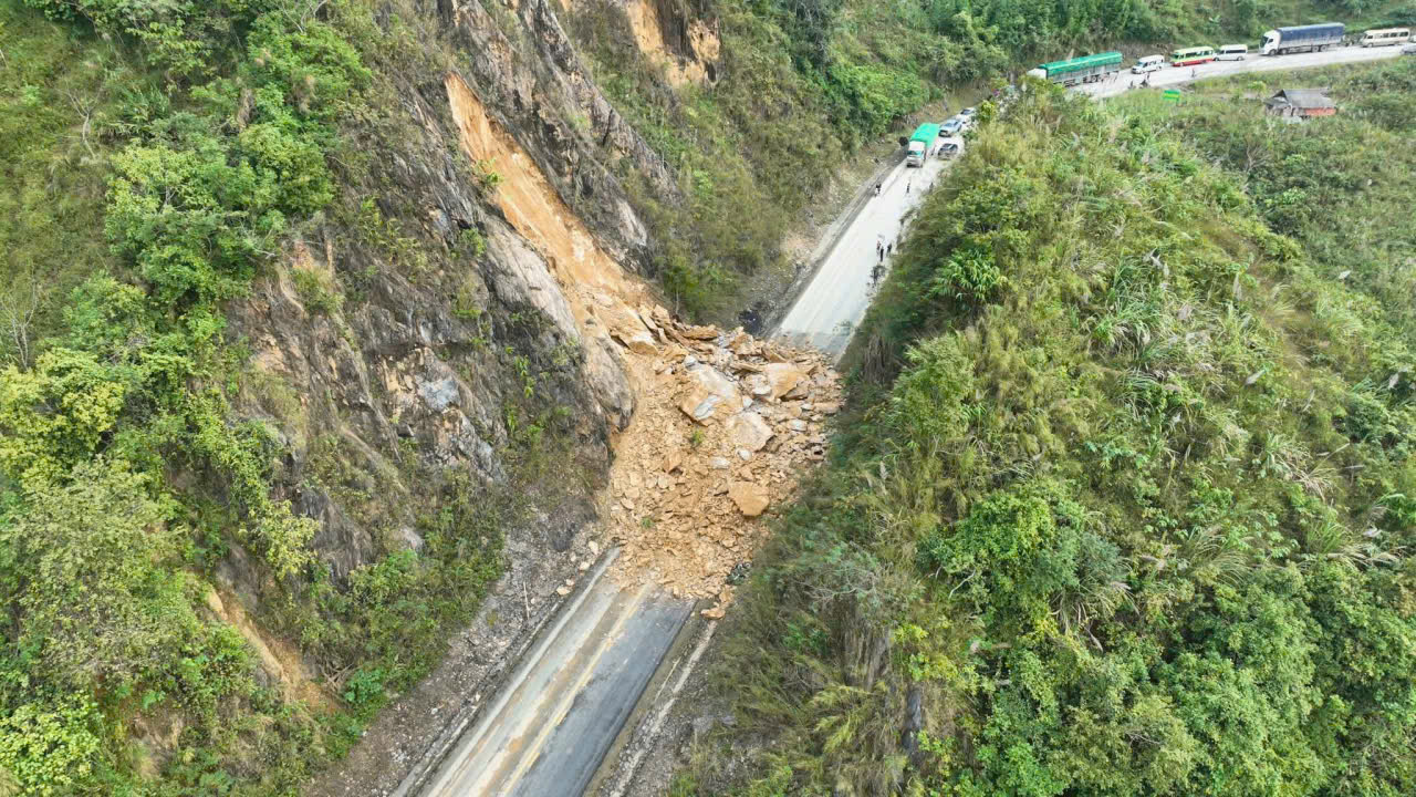 Quốc lộ 6 sạt lở, phương tiện lưu thông theo hướng nào?- Ảnh 1. Quốc lộ 6 sạt lở, phương tiện lưu thông theo hướng nào?- Ảnh 1.