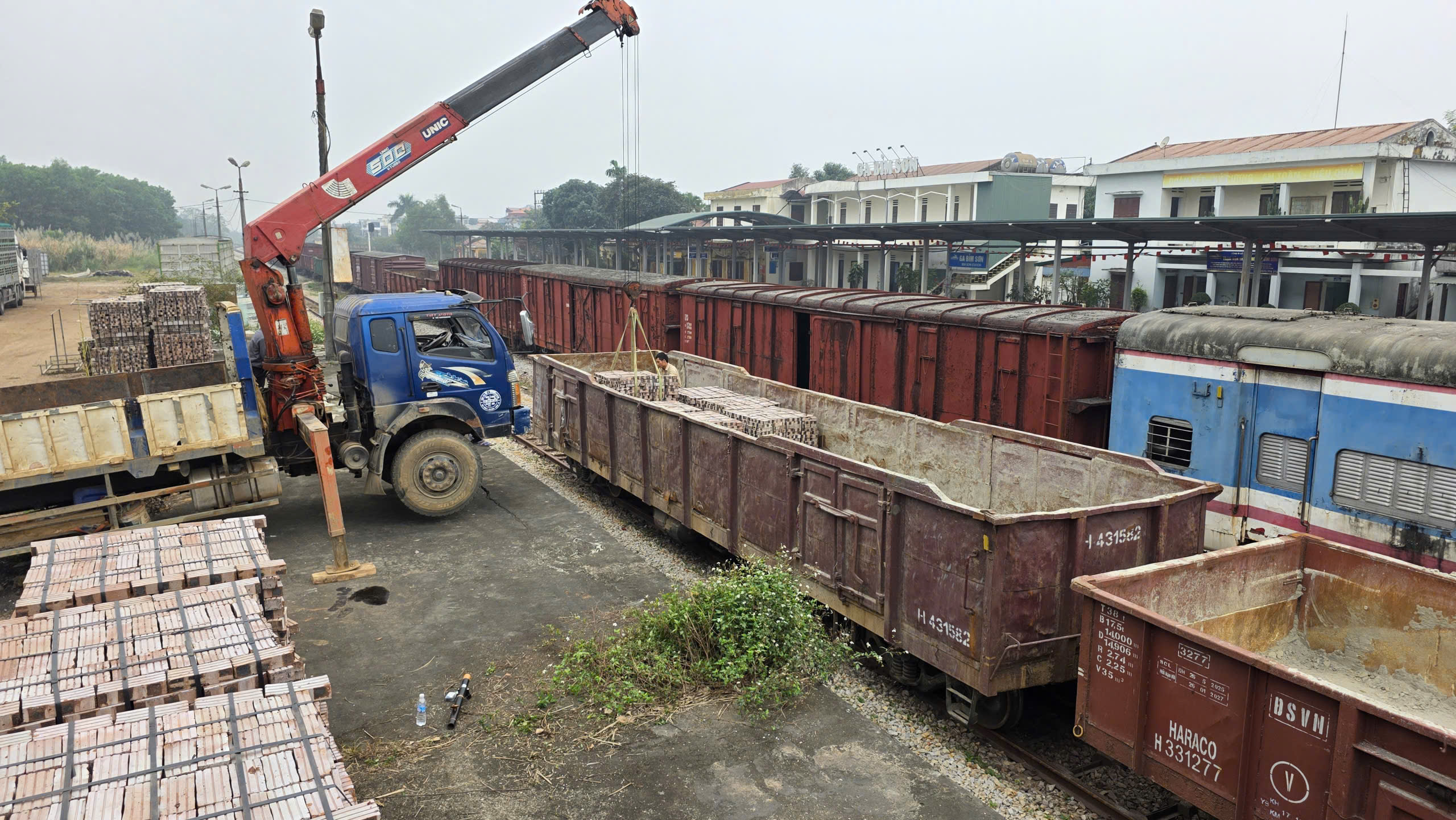 Đường sắt vận chuyển miễn phí 1 triệu viên gạch phục vụ tái thiết nhà ở tại miền Trung- Ảnh 1. Đường sắt vận chuyển miễn phí 1 triệu viên gạch phục vụ tái thiết nhà ở tại miền Trung- Ảnh 1.