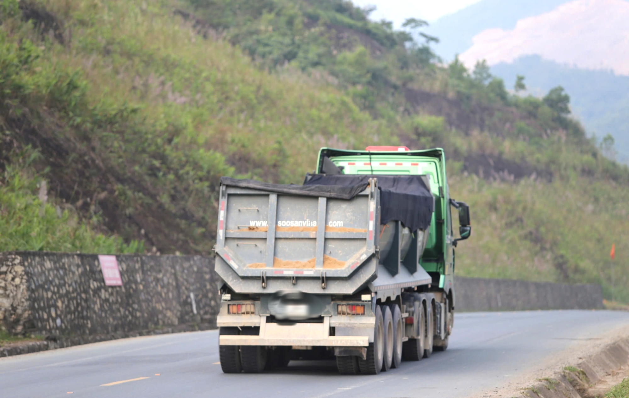 Người dân Phú Thọ khốn khổ vì xe tải trọng lớn lao nhanh trên đường- Ảnh 9. Người dân Phú Thọ khốn khổ vì xe tải trọng lớn lao nhanh trên đường- Ảnh 9.
