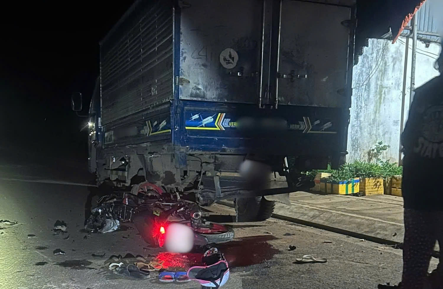 Gia Lai: Tông vào đuôi xe tải trên đường, 3 người tử vong- Ảnh 1. Gia Lai: Tông vào đuôi xe tải trên đường, 3 người tử vong- Ảnh 1.