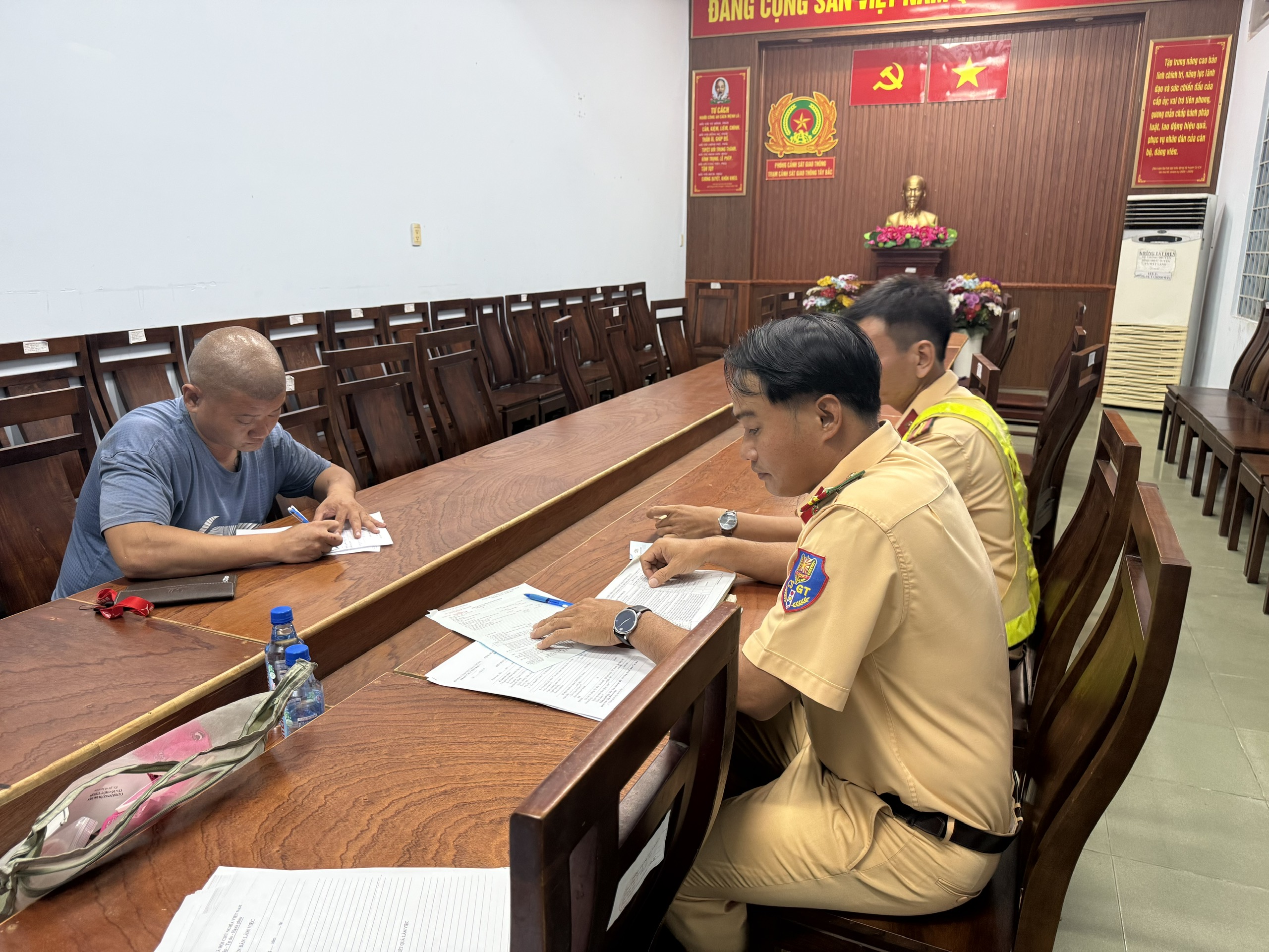 Phạt 19 triệu đồng, trừ 4 điểm tài xế điều khiển xe container chạy ngược chiều ở TP.HCM- Ảnh 1. Phạt 19 triệu đồng, trừ 4 điểm tài xế điều khiển xe container chạy ngược chiều ở TP.HCM- Ảnh 1.