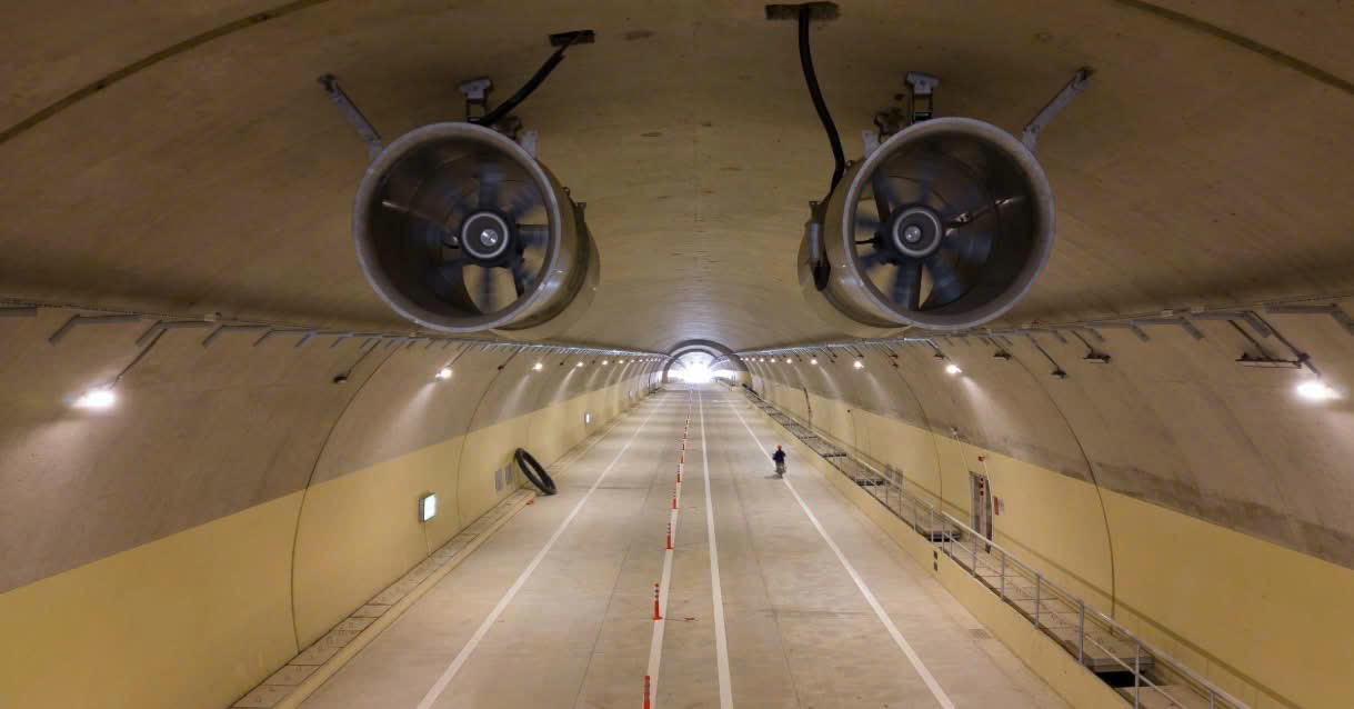 B&ecirc;n trong hầm xuy&ecirc;n n&uacute;i lớn nhất cao tốc Bắc - Nam- Ảnh 3.