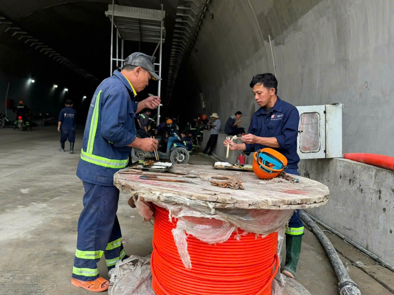 B&ecirc;n trong hầm xuy&ecirc;n n&uacute;i lớn nhất cao tốc Bắc - Nam- Ảnh 2.