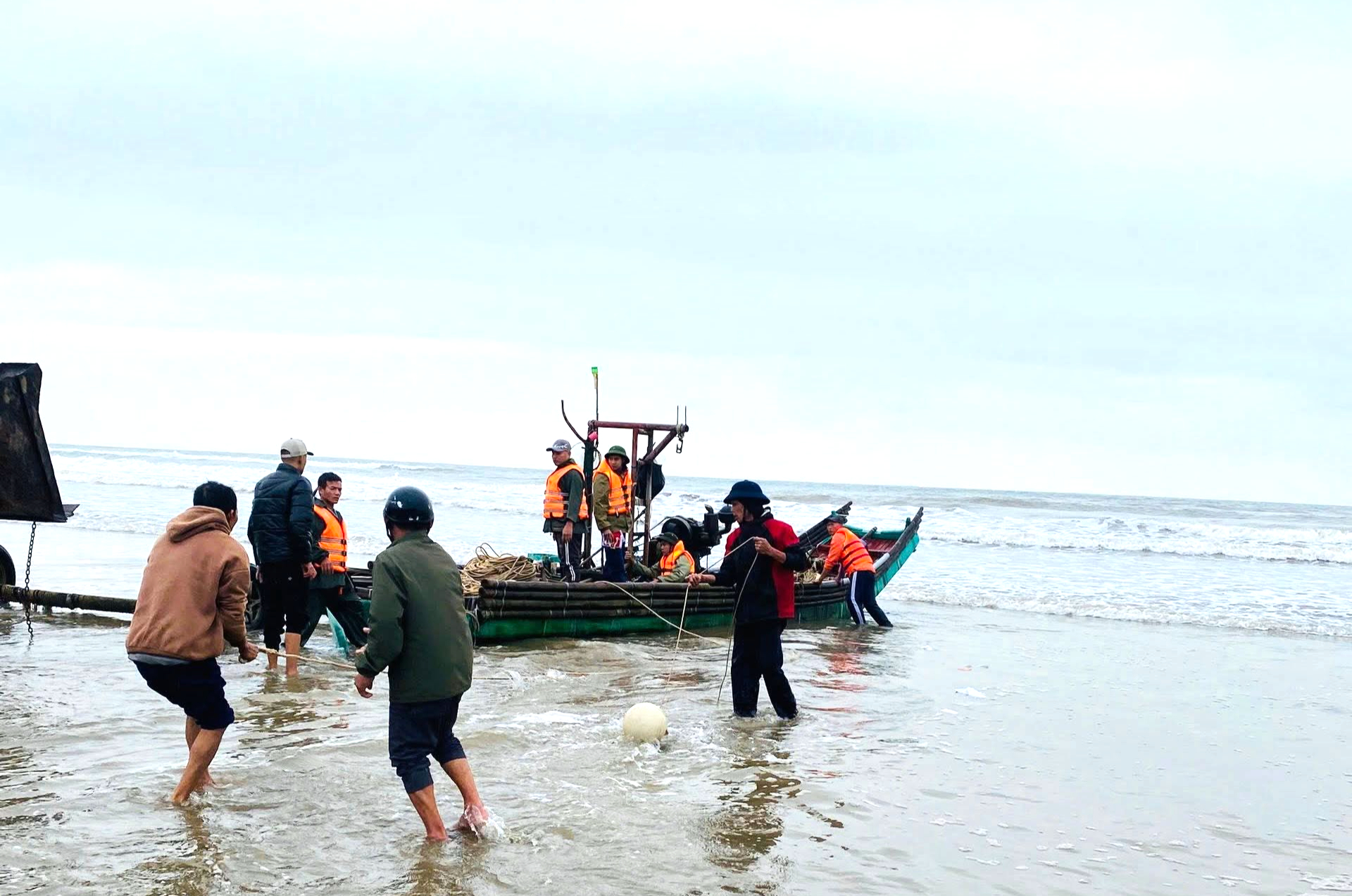 T&igrave;m kiếm ngư d&acirc;n mất t&iacute;ch tr&ecirc;n biển Thanh H&oacute;a- Ảnh 1.