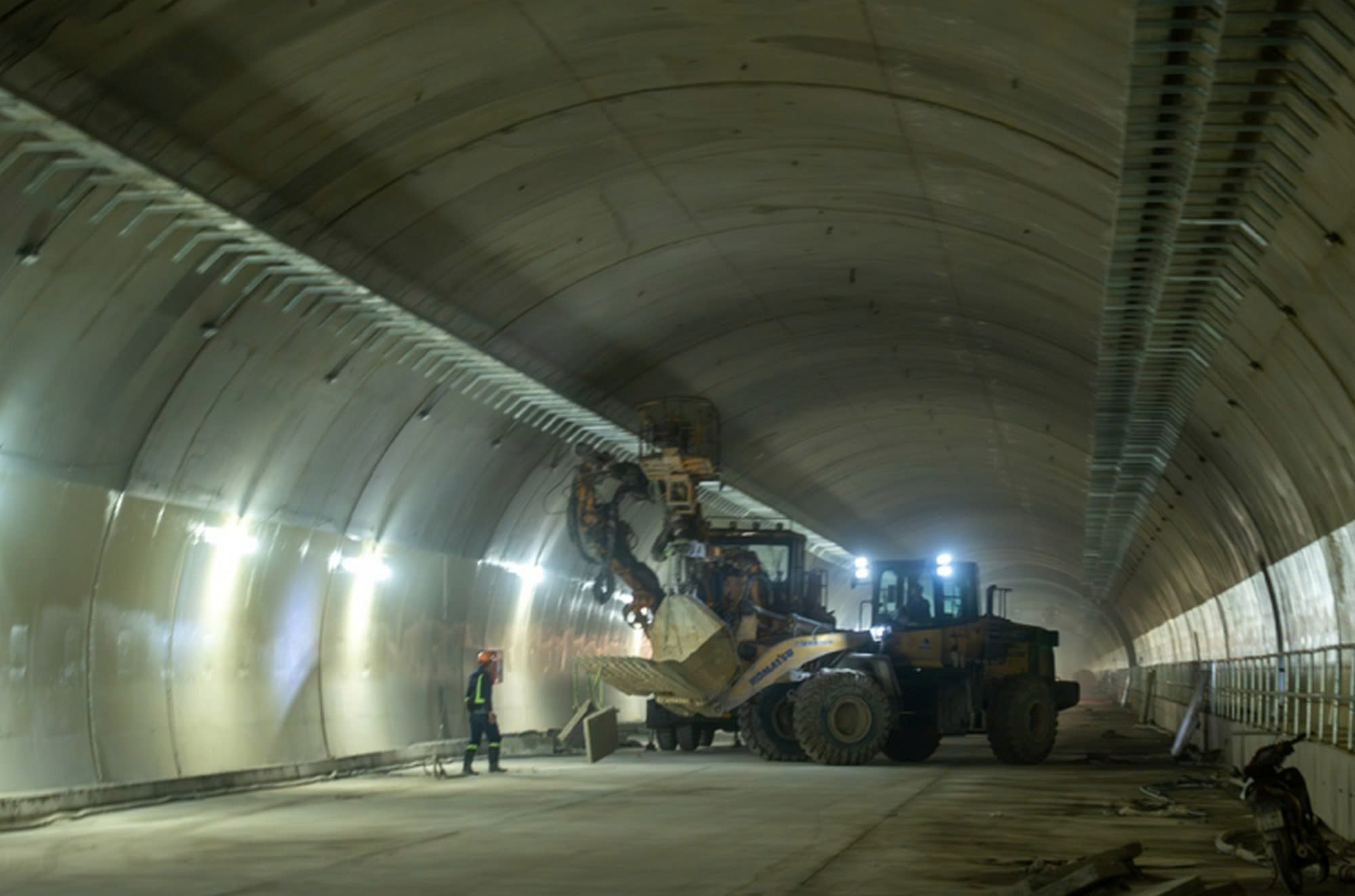 B&ecirc;n trong hầm xuy&ecirc;n n&uacute;i lớn nhất cao tốc Bắc - Nam- Ảnh 1.