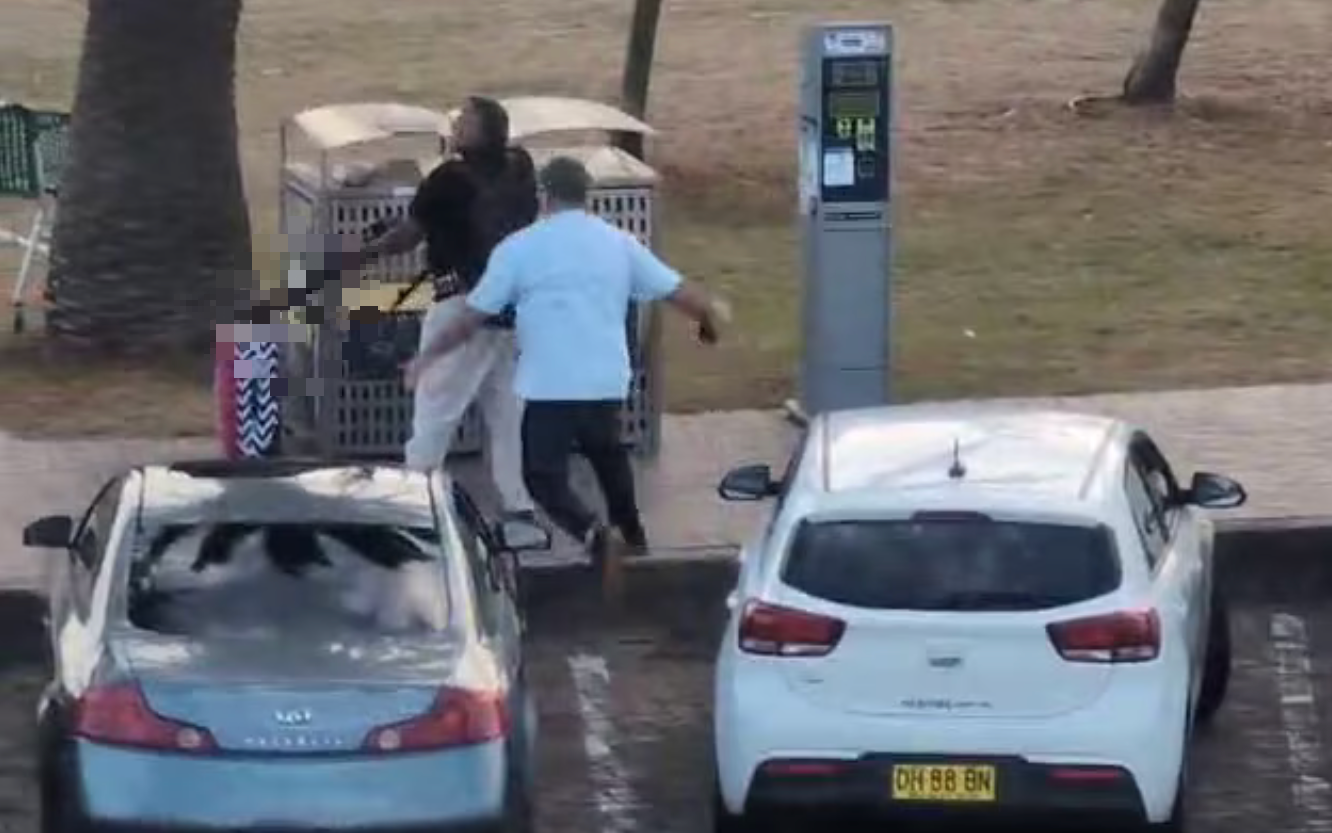 Khoảnh khắc người đ&agrave;n &ocirc;ng bất chấp nguy hiểm tước vũ kh&iacute; của kẻ xả s&uacute;ng ở Australia