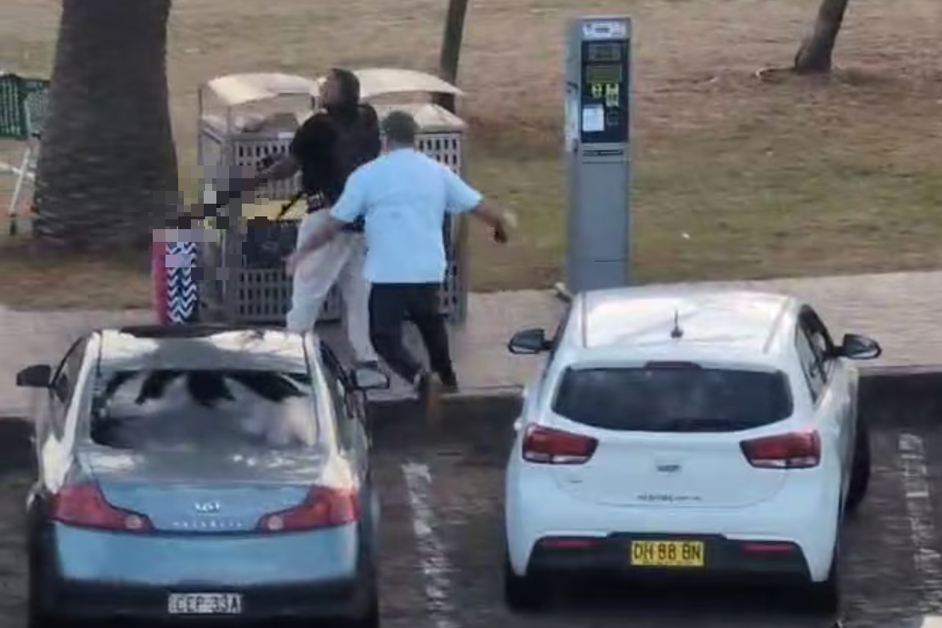 Khoảnh khắc người đàn ông bất chấp nguy hiểm tước vũ khí của kẻ xả súng ở Australia- Ảnh 1. Khoảnh khắc người đàn ông bất chấp nguy hiểm tước vũ khí của kẻ xả súng ở Australia- Ảnh 1.