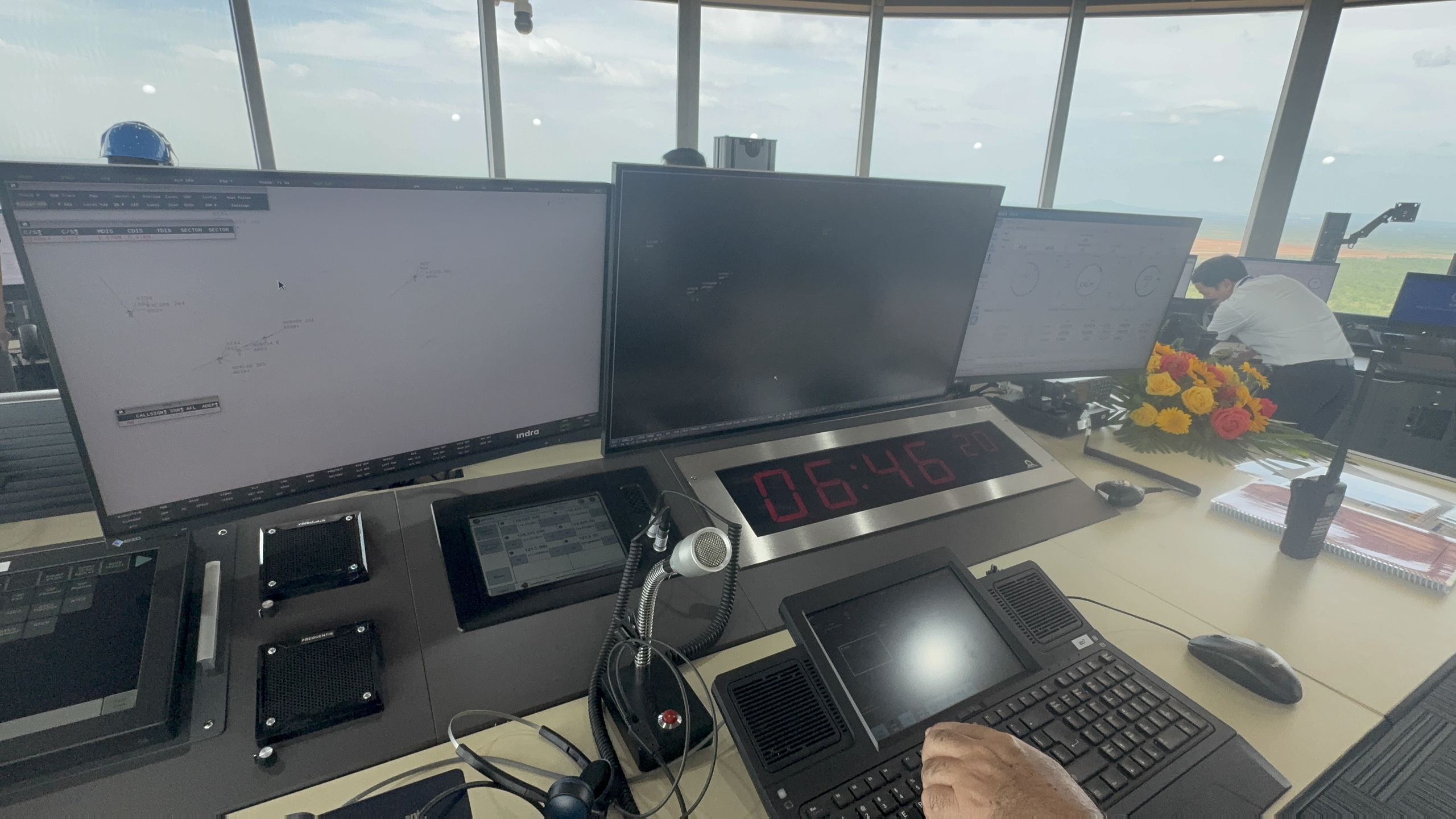 "Đột nhập" tầng 21 tháp không lưu Long Thành trong thời khắc chuyến bay lịch sử hạ cánh- Ảnh 6. "Đột nhập" tầng 21 tháp không lưu Long Thành trong thời khắc chuyến bay lịch sử hạ cánh- Ảnh 6.