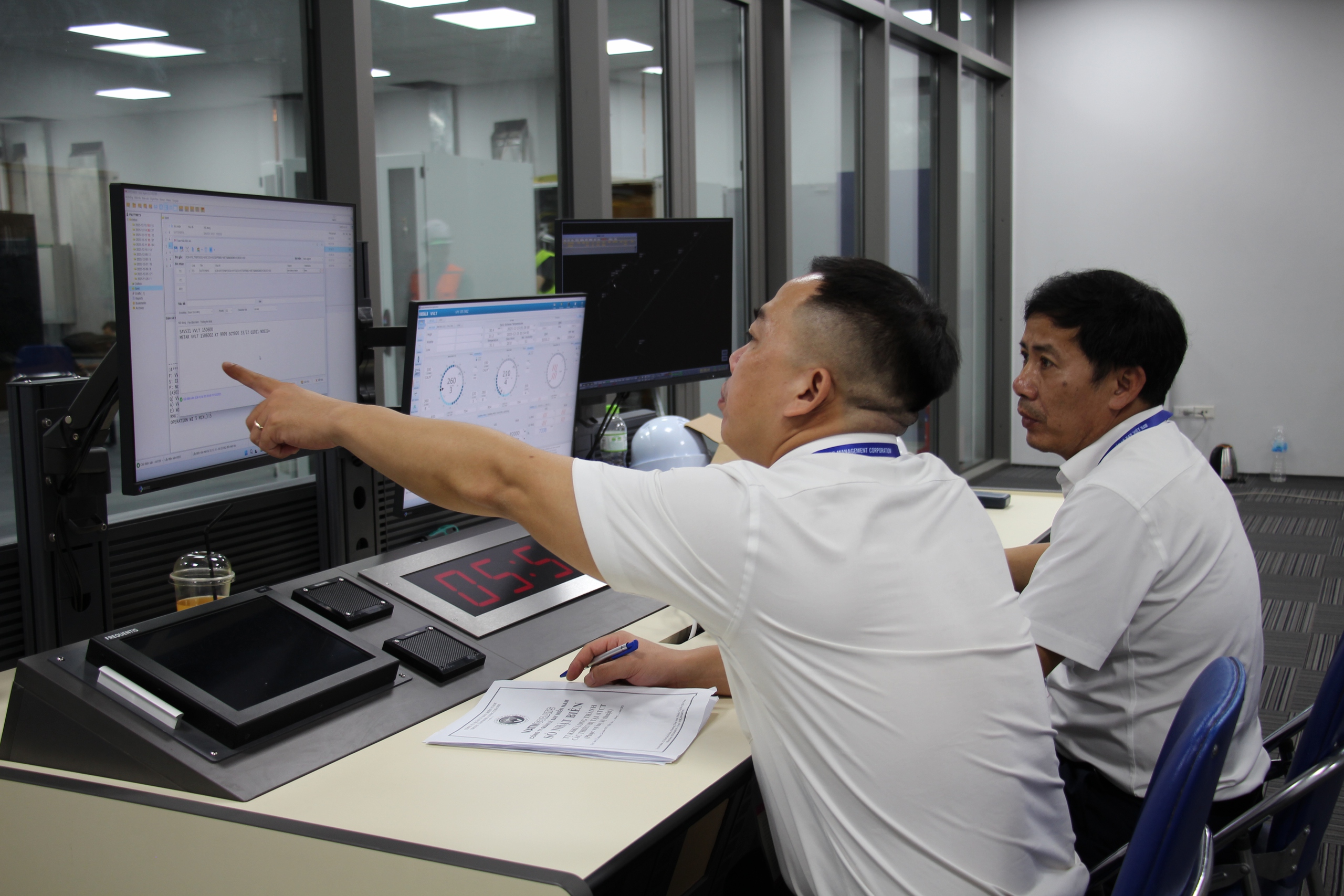 "Đột nhập" tầng 21 tháp không lưu Long Thành trong thời khắc chuyến bay lịch sử hạ cánh- Ảnh 3. "Đột nhập" tầng 21 tháp không lưu Long Thành trong thời khắc chuyến bay lịch sử hạ cánh- Ảnh 3.