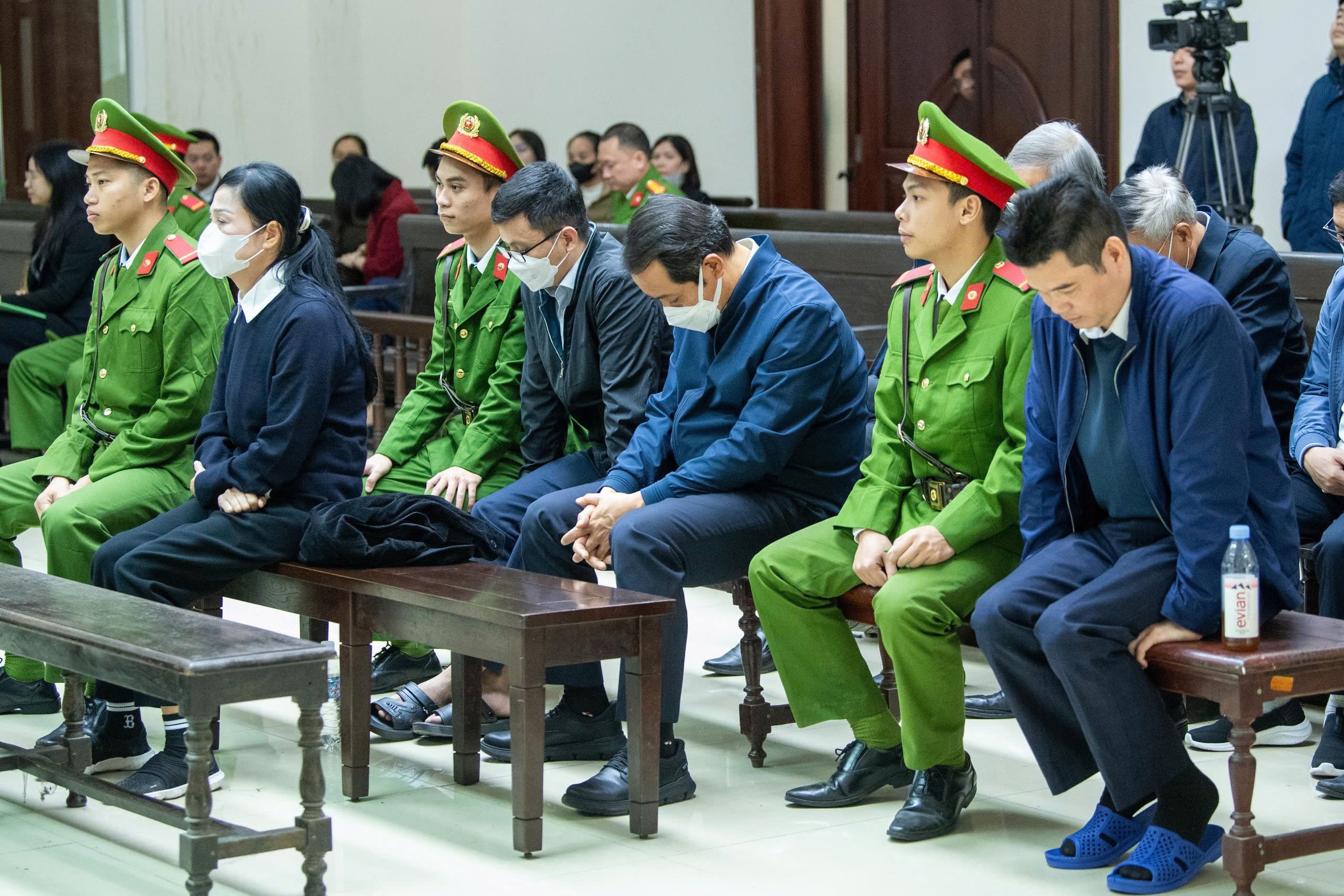 Vụ Tập đoàn Phúc Sơn: Bà Hoàng Thị Thúy Lan và loạt bị cáo ra tòa xin giảm án- Ảnh 2.