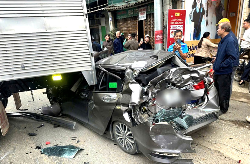 Hiện trường vụ tai nạn liên hoàn khiến chiếc ô tô con bị hư hỏng nặng. Hiện trường vụ tai nạn liên hoàn khiến chiếc ô tô con bị hư hỏng nặng.