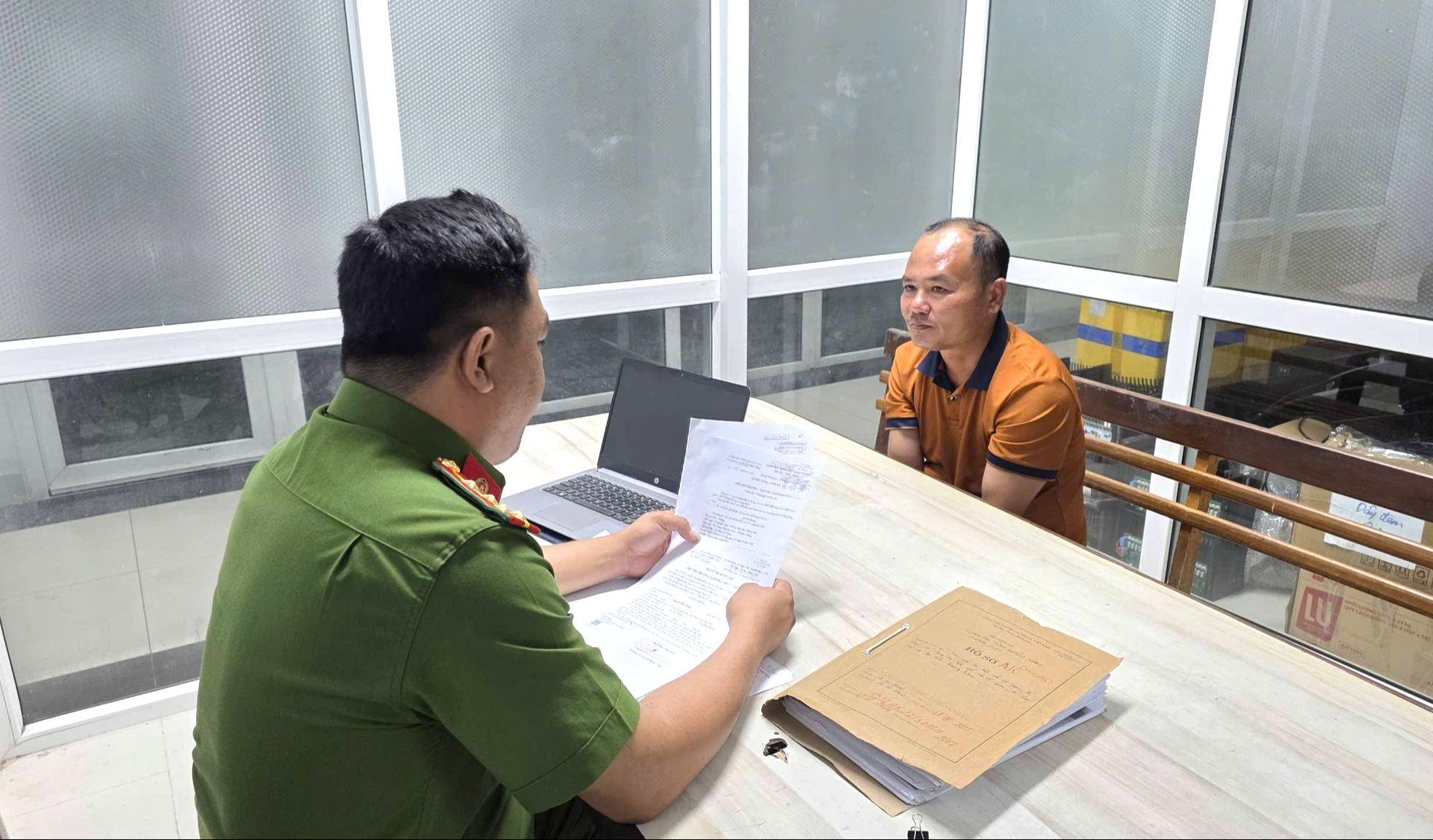 Bắt đối tượng giả danh phó giám đốc công ty lừa hàng tỷ đồng, bỏ trốn vào chùa- Ảnh 1. Bắt đối tượng giả danh phó giám đốc công ty lừa hàng tỷ đồng, bỏ trốn vào chùa- Ảnh 1.