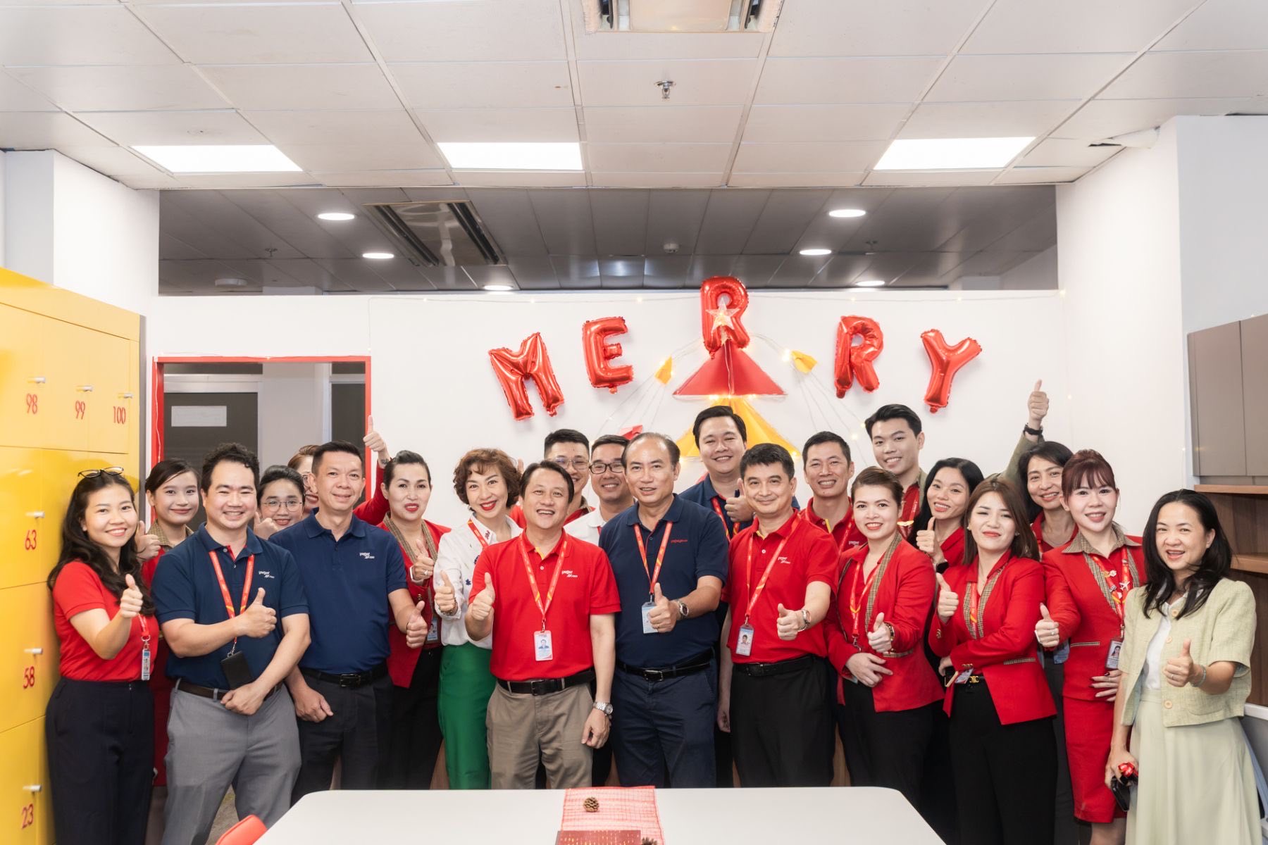 Giáng sinh về sớm, không gian văn phòng Vietjet rực rỡ sắc màu- Ảnh 10. Giáng sinh về sớm, không gian văn phòng Vietjet rực rỡ sắc màu- Ảnh 10.