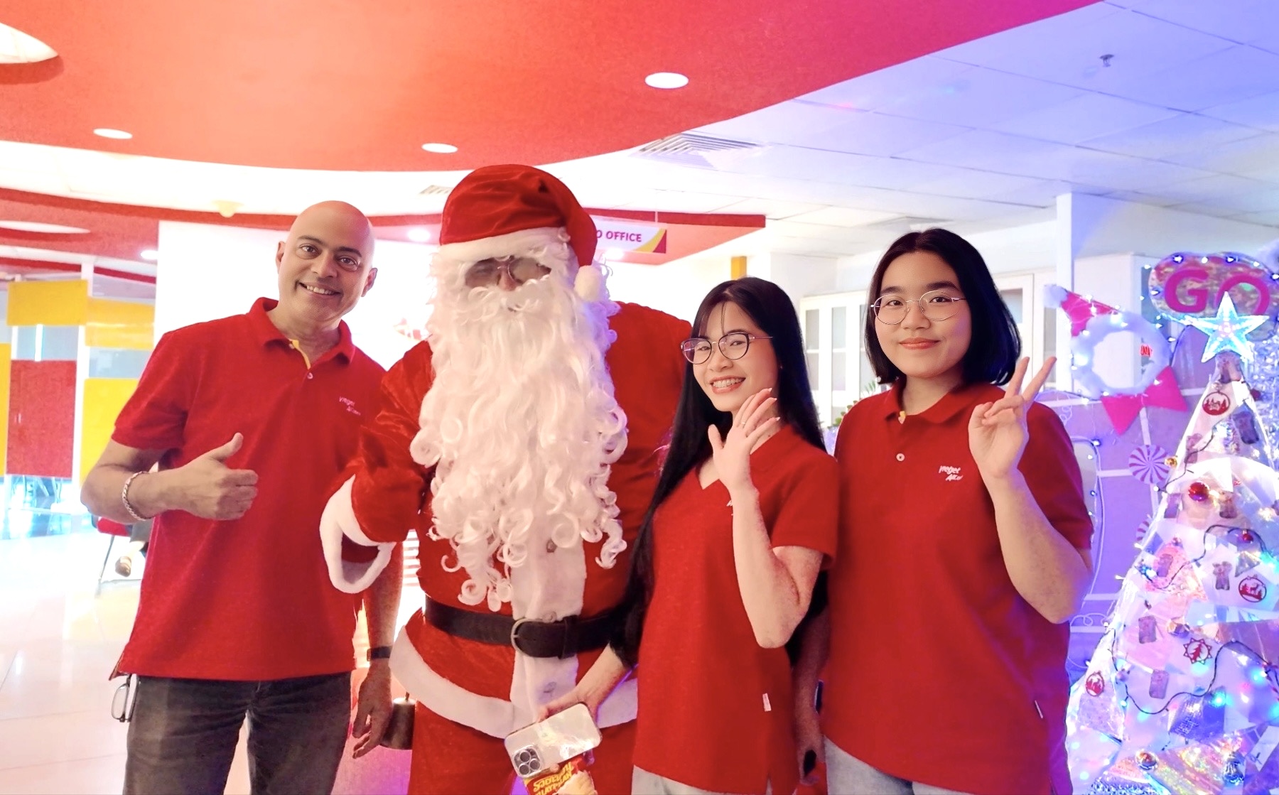 Giáng sinh về sớm, không gian văn phòng Vietjet rực rỡ sắc màu- Ảnh 11. Giáng sinh về sớm, không gian văn phòng Vietjet rực rỡ sắc màu- Ảnh 11.