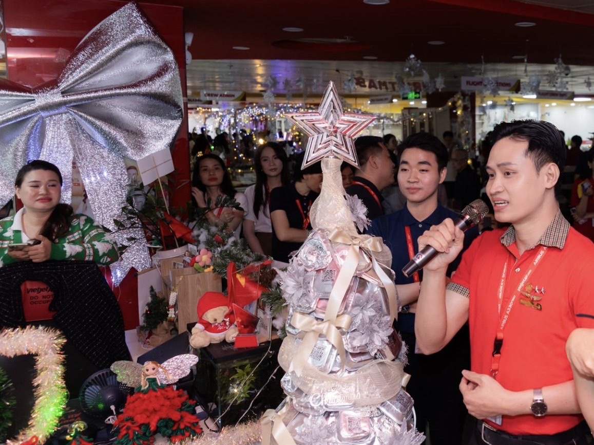 Giáng sinh về sớm, không gian văn phòng Vietjet rực rỡ sắc màu- Ảnh 13. Giáng sinh về sớm, không gian văn phòng Vietjet rực rỡ sắc màu- Ảnh 13.