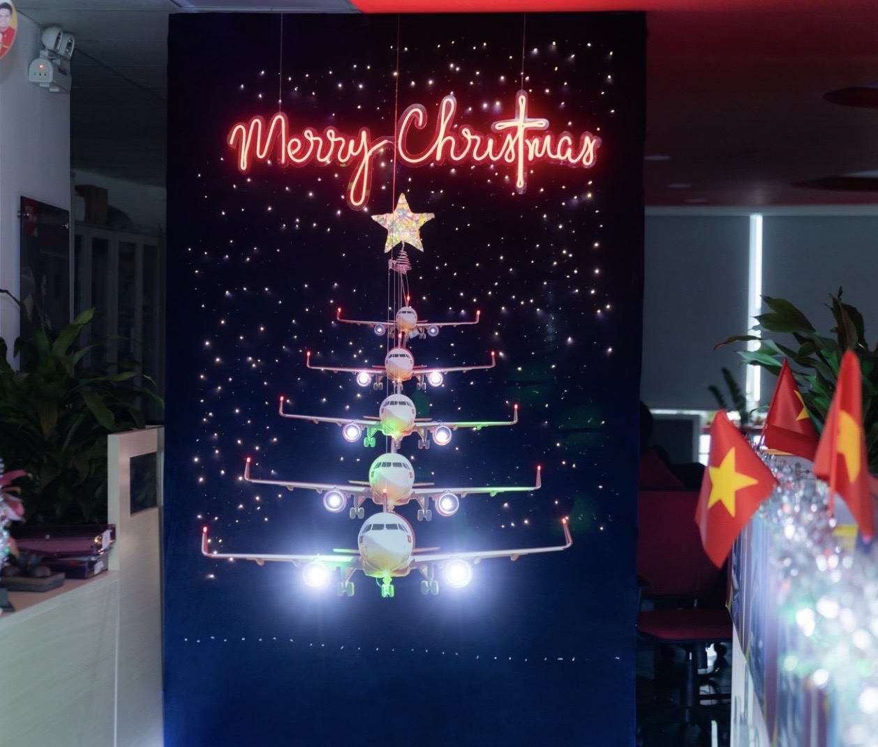 Giáng sinh về sớm, không gian văn phòng Vietjet rực rỡ sắc màu- Ảnh 9. Giáng sinh về sớm, không gian văn phòng Vietjet rực rỡ sắc màu- Ảnh 9.