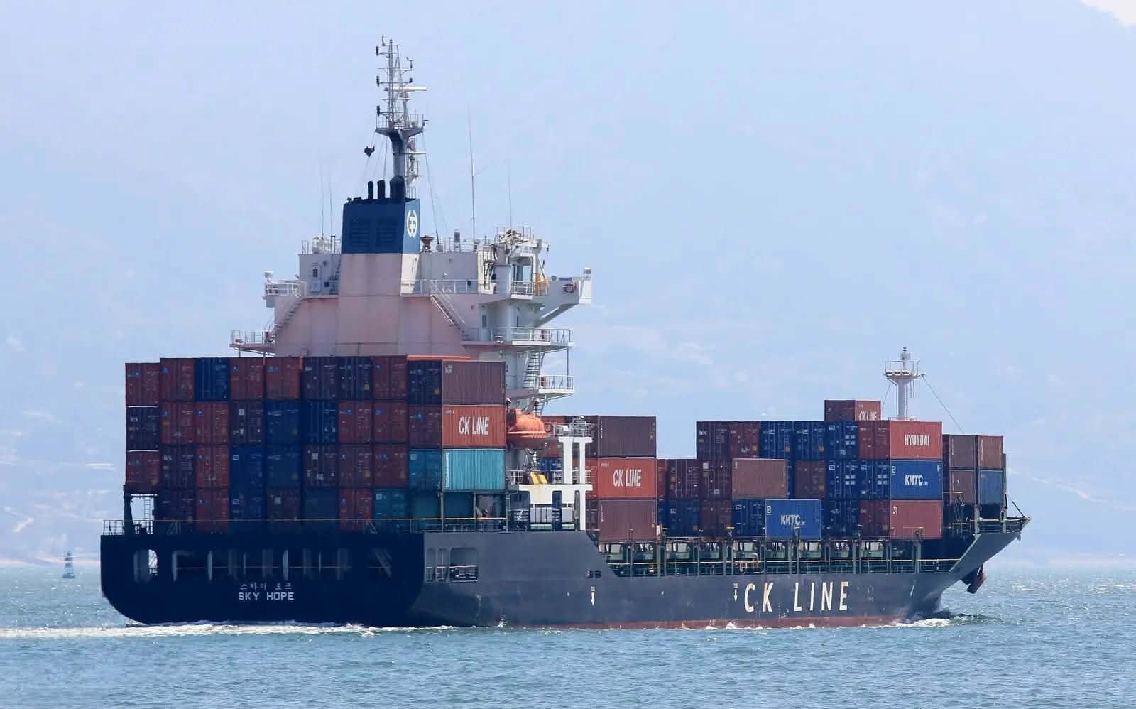 3 giờ căng mình dẫn tàu container rời cảng Hải Phòng- Ảnh 6. 3 giờ căng mình dẫn tàu container rời cảng Hải Phòng- Ảnh 6.