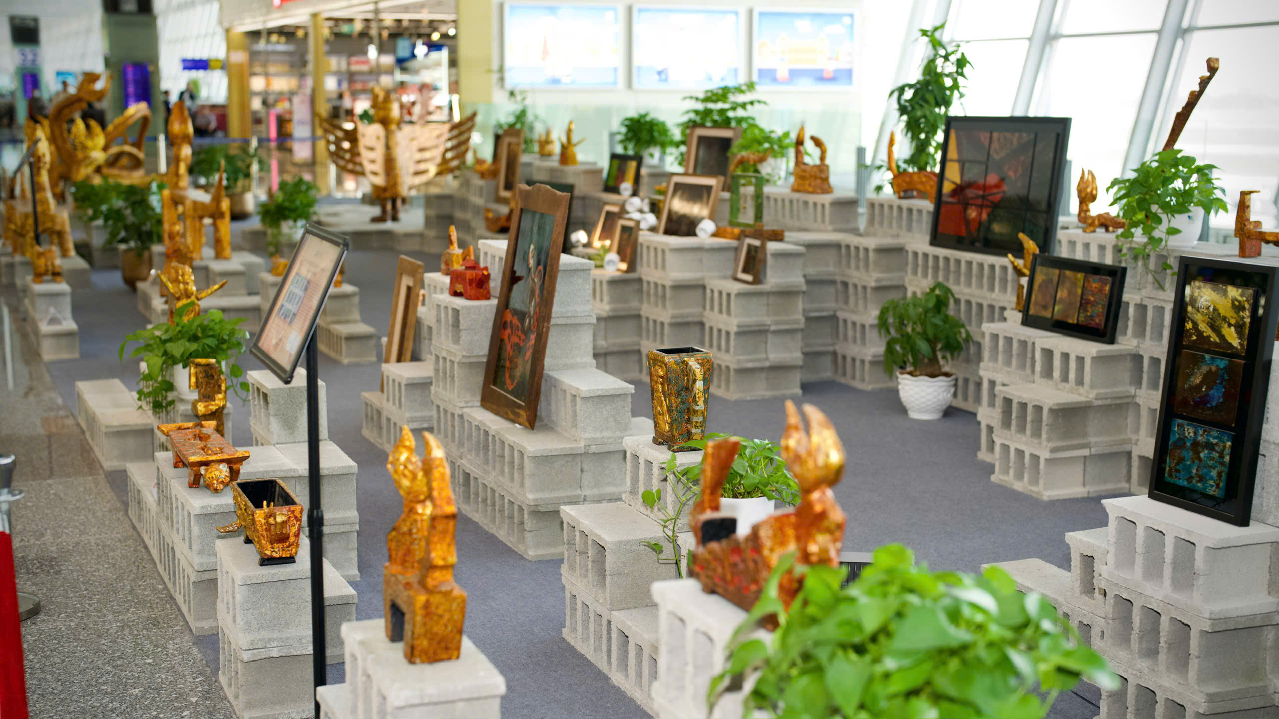 "Chạm" vào văn hóa Việt ngay tại nhà ga quốc tế Nội Bài- Ảnh 2. "Chạm" vào văn hóa Việt ngay tại nhà ga quốc tế Nội Bài- Ảnh 2.