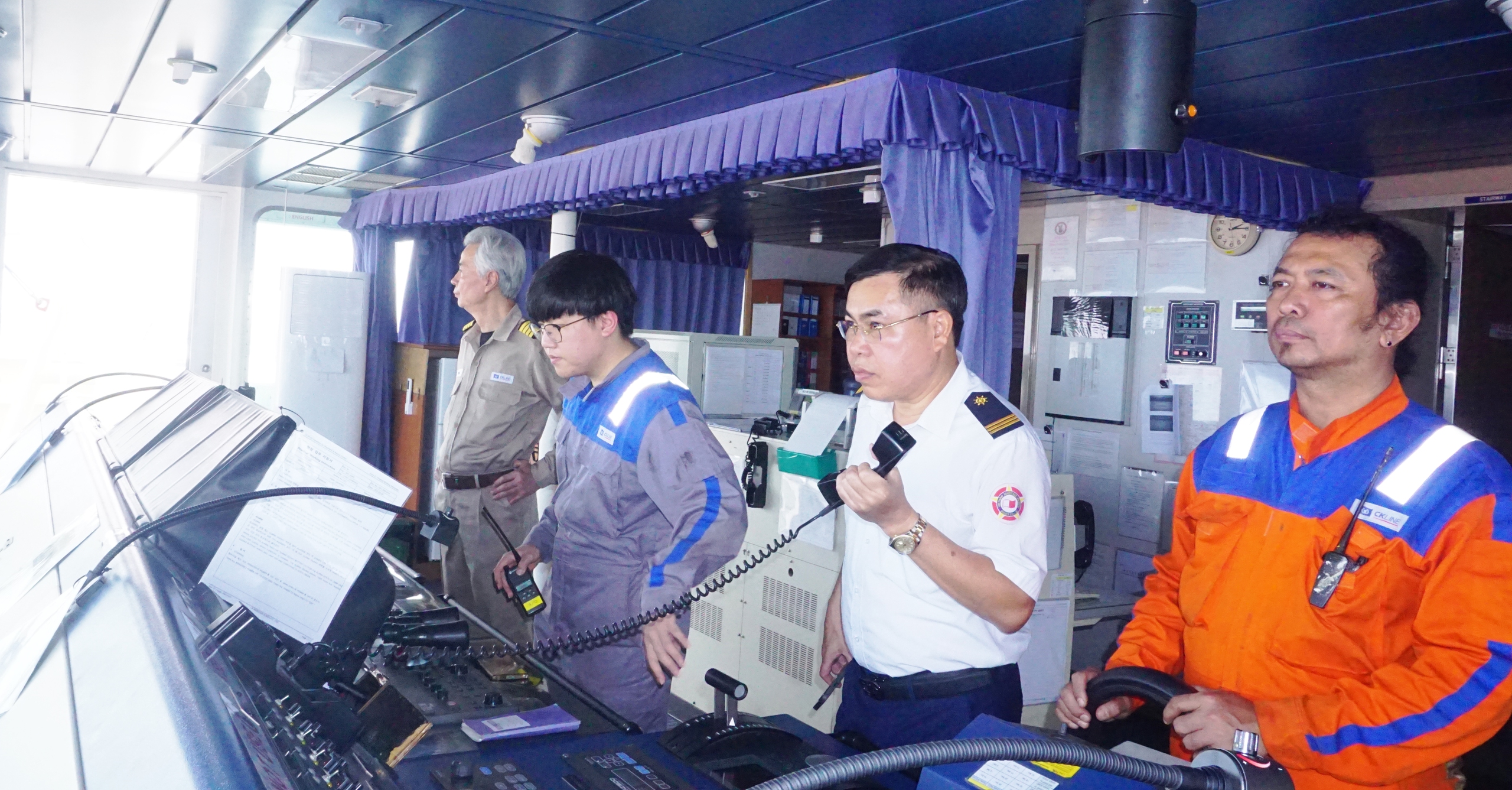 3 giờ căng mình dẫn tàu container rời cảng Hải Phòng- Ảnh 7. 3 giờ căng mình dẫn tàu container rời cảng Hải Phòng- Ảnh 7.