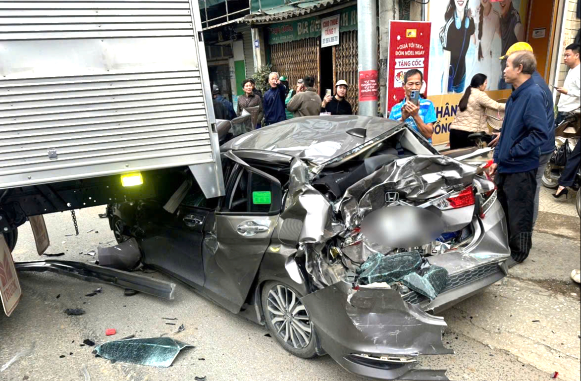 Tai nạn liên hoàn giữa xe đầu kéo và nhiều ô tô trên QL1 qua Thanh Hoá, giao thông ùn tắc- Ảnh 1. Tai nạn liên hoàn giữa xe đầu kéo và nhiều ô tô trên QL1 qua Thanh Hoá, giao thông ùn tắc- Ảnh 1.