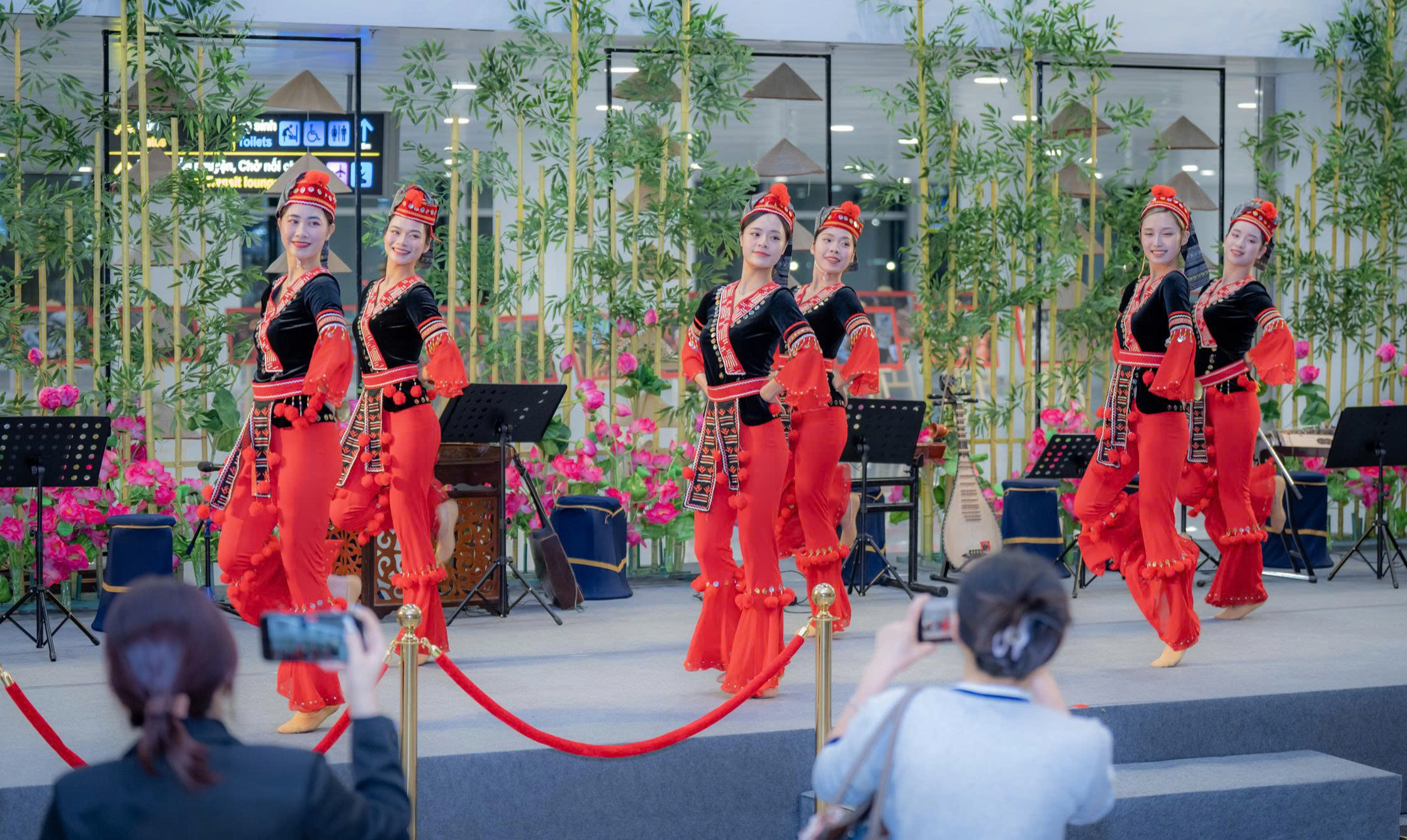 "Chạm" vào văn hóa Việt ngay tại nhà ga quốc tế Nội Bài- Ảnh 11. "Chạm" vào văn hóa Việt ngay tại nhà ga quốc tế Nội Bài- Ảnh 11.