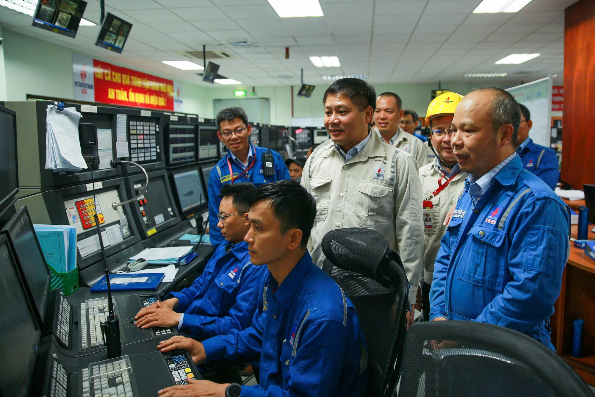 BSR chủ động vượt “bão” năm 2026- Ảnh 2. A group of people in a control room AI-generated content may be incorrect.
