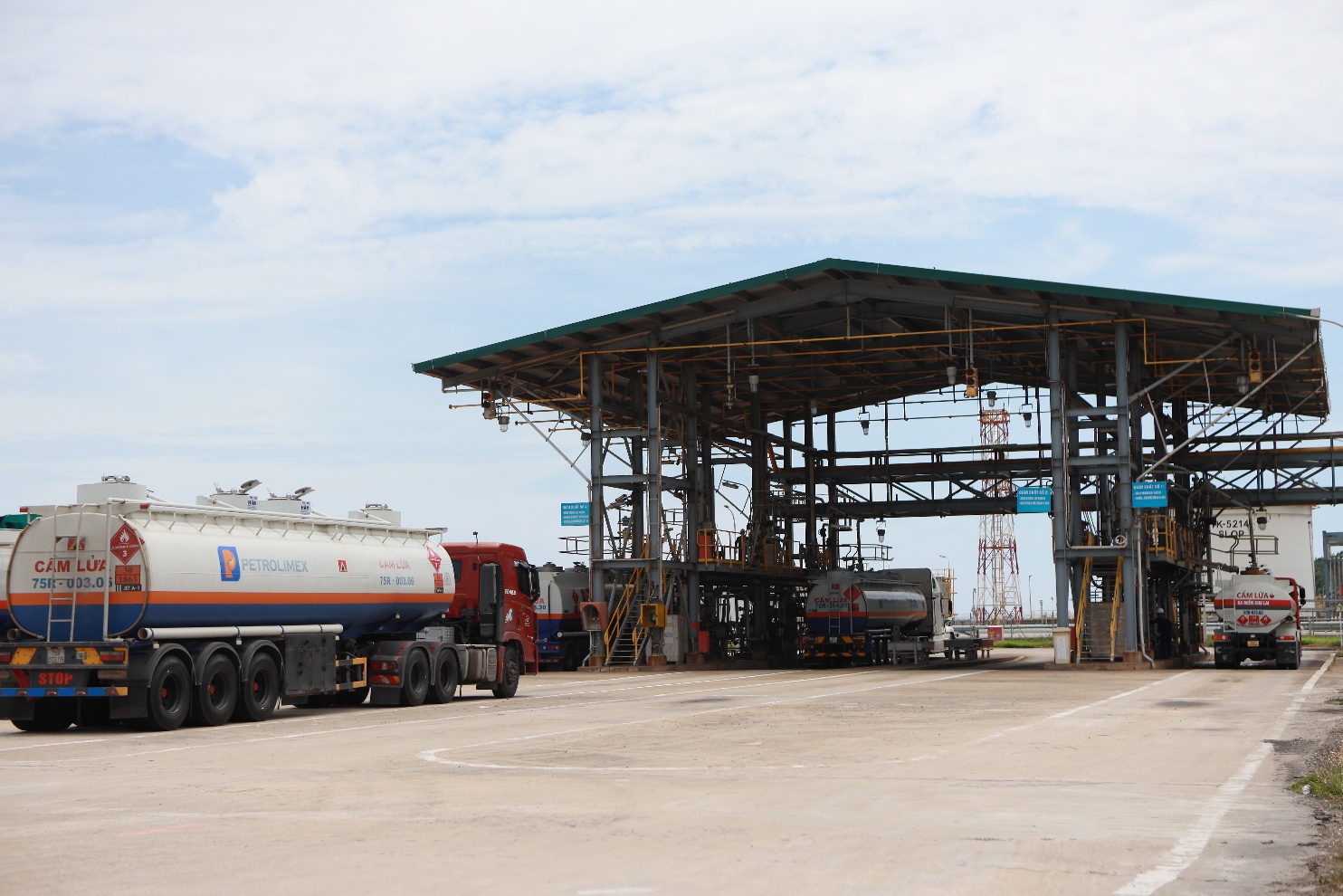 BSR chủ động vượt “bão” năm 2026- Ảnh 3. A truck at a gas station AI-generated content may be incorrect.