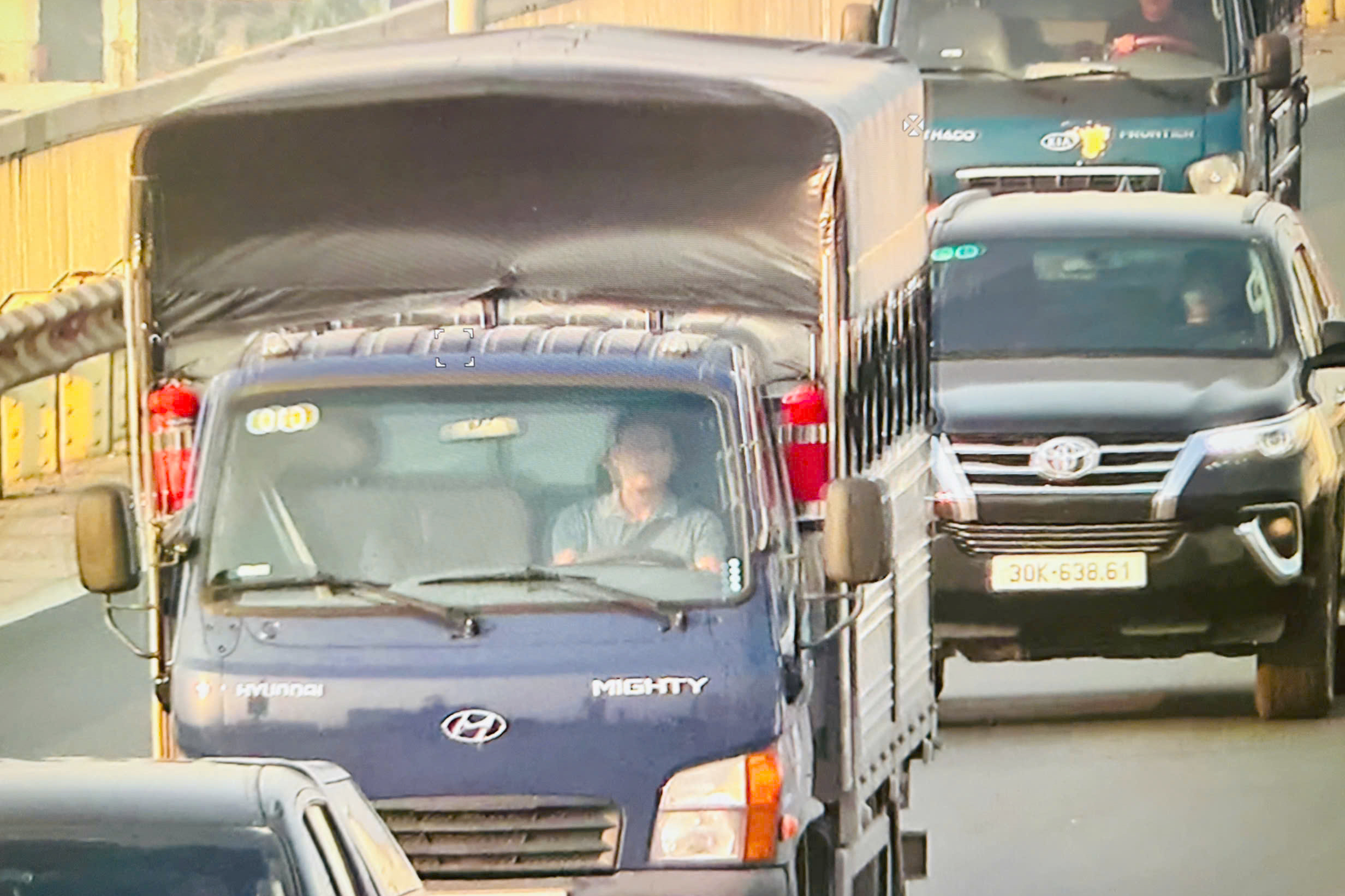 Camera AI ở Hà Nội soi xa 700m, tự động bắt lỗi trên 20 hành vi vi phạm giao thông- Ảnh 3. Camera AI ở Hà Nội soi xa 700m, tự động bắt lỗi trên 20 hành vi vi phạm giao thông- Ảnh 3.