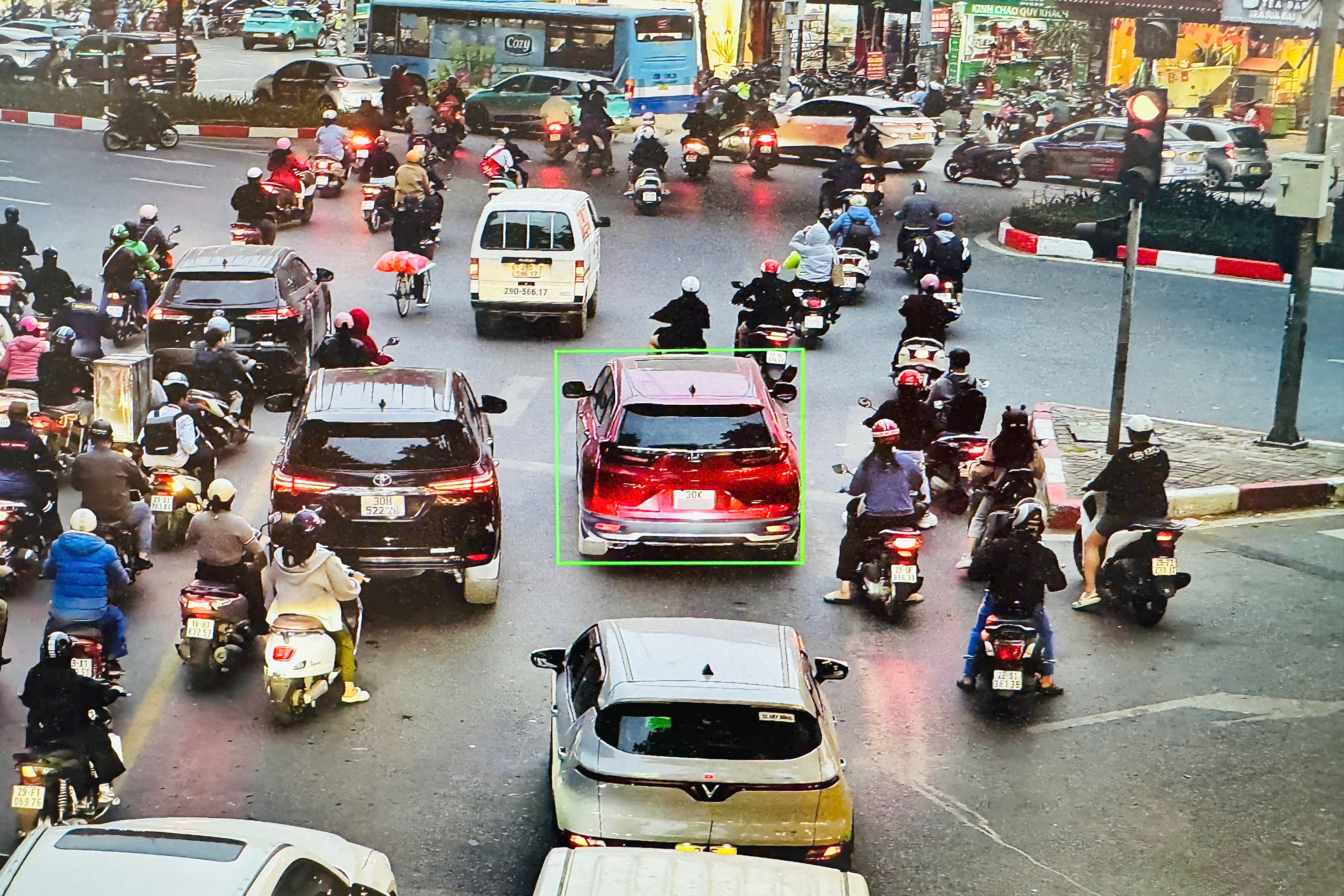 Camera AI ở Hà Nội soi xa 700m, tự động bắt lỗi trên 20 hành vi vi phạm giao thông- Ảnh 1. Camera AI ở Hà Nội soi xa 700m, tự động bắt lỗi trên 20 hành vi vi phạm giao thông- Ảnh 1.