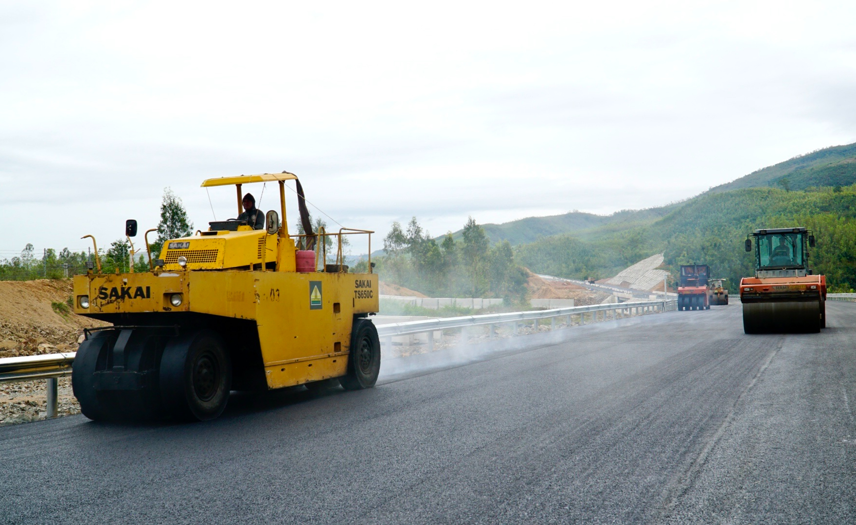 Đua nước r&uacute;t tr&ecirc;n c&ocirc;ng trường cao tốc Ho&agrave;i Nhơn - Quy Nhơn - Ch&iacute; Thạnh- Ảnh 2.