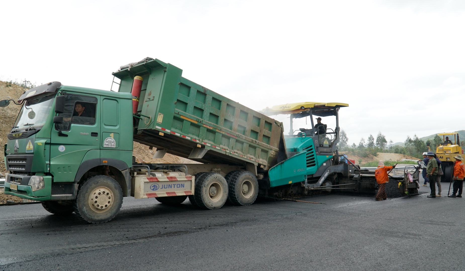 Đua nước r&uacute;t tr&ecirc;n c&ocirc;ng trường cao tốc Ho&agrave;i Nhơn - Quy Nhơn - Ch&iacute; Thạnh- Ảnh 1.