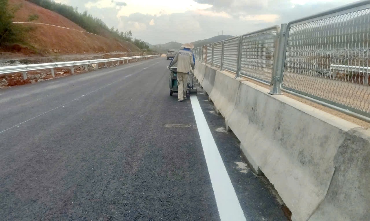 Đua nước r&uacute;t tr&ecirc;n c&ocirc;ng trường cao tốc Ho&agrave;i Nhơn - Quy Nhơn - Ch&iacute; Thạnh- Ảnh 9.